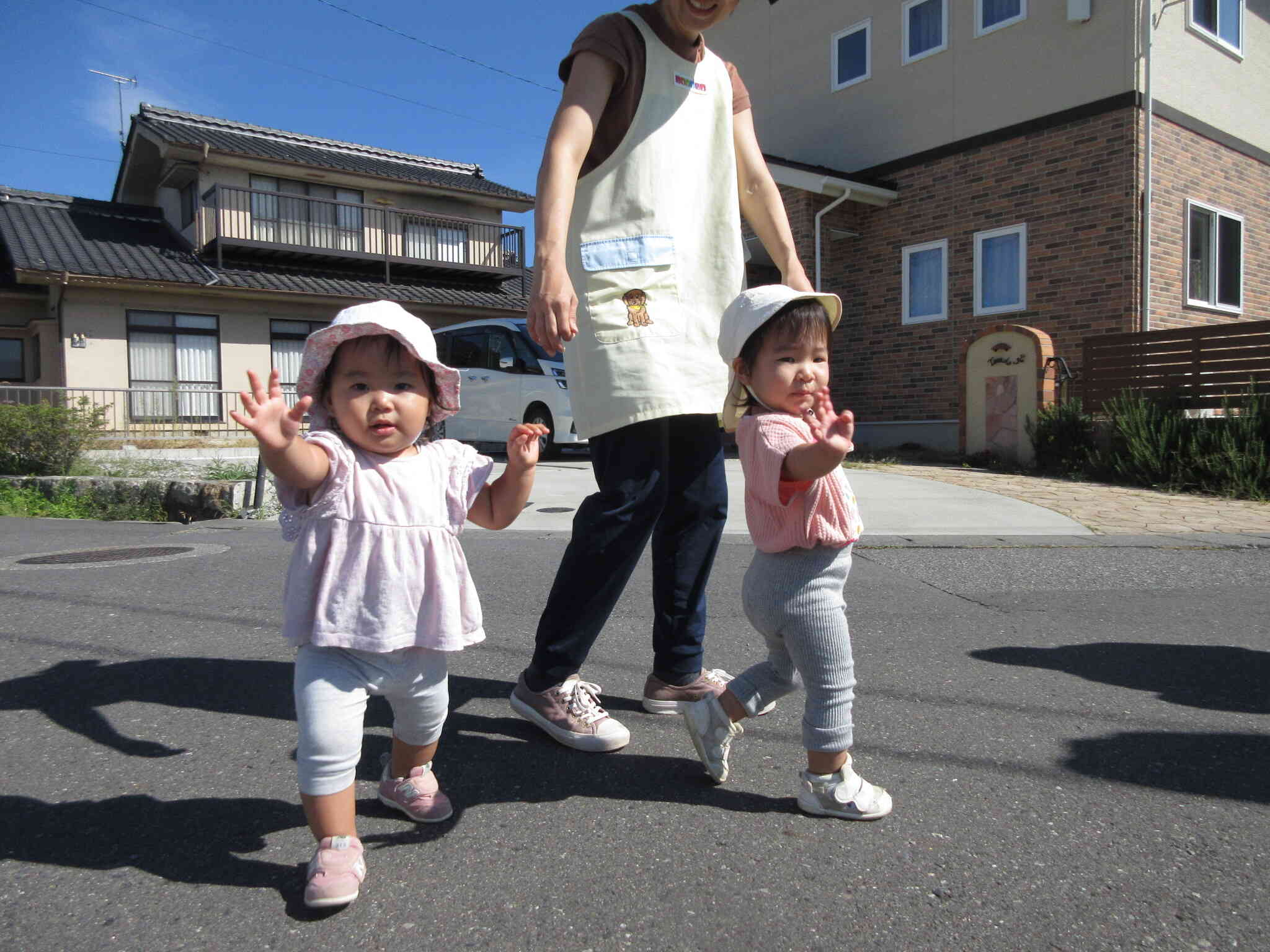 大好きなお母さんと一緒だね♪【0歳児 ひよこ組】