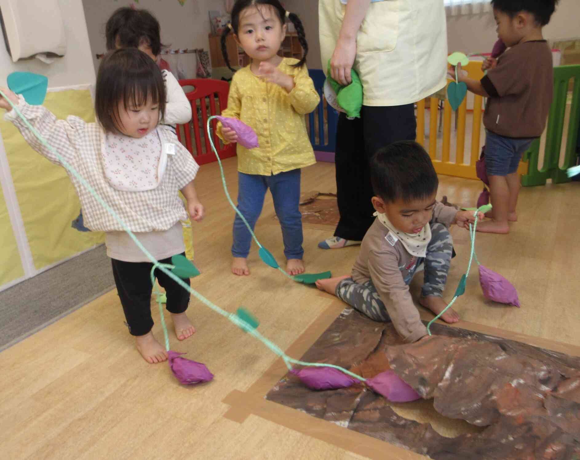 さつまいも掘りごっこ【１歳児　あひる組】