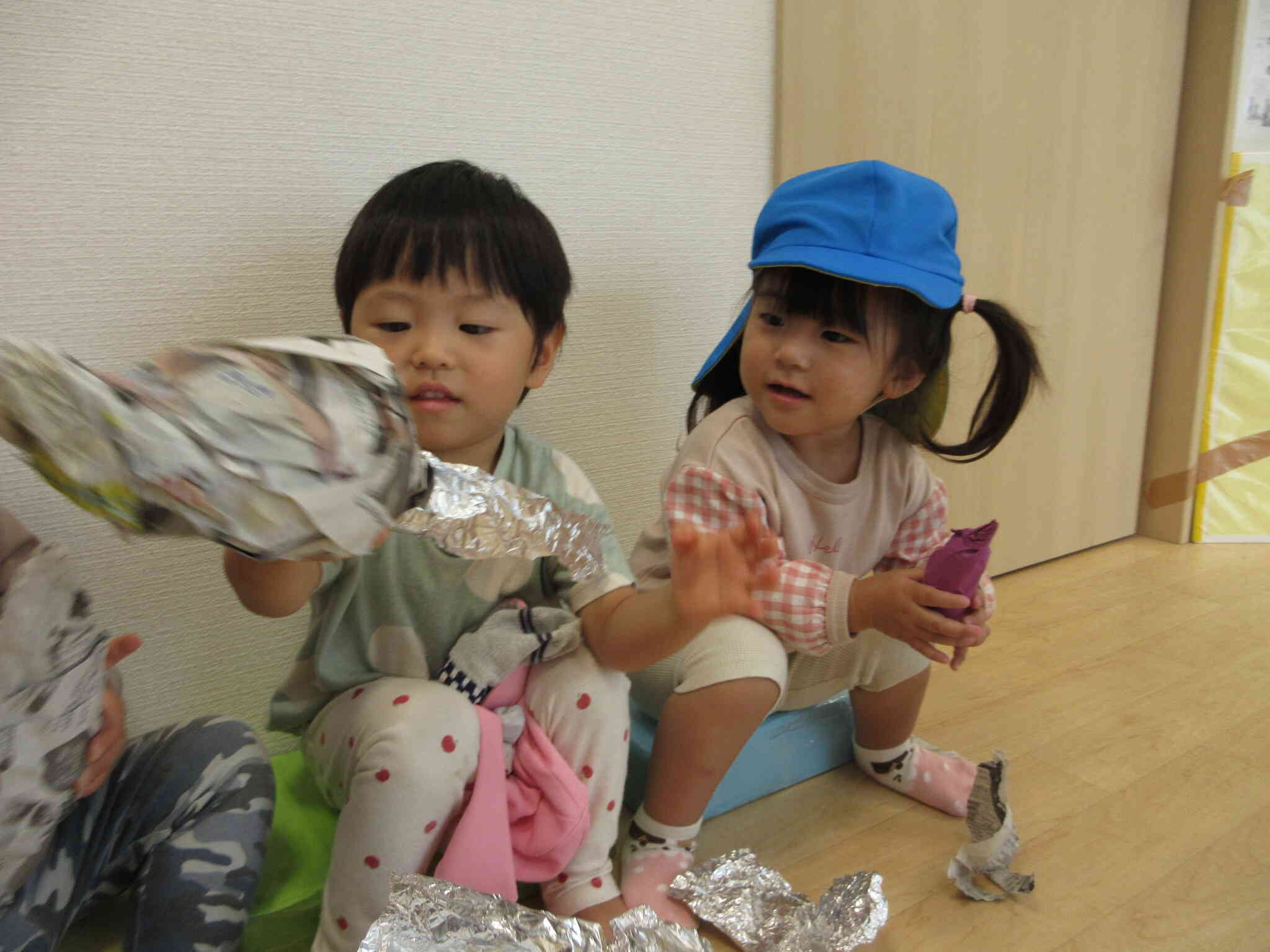 新聞とアルミホイルを取ったら…あ！焼き芋が出てきた！