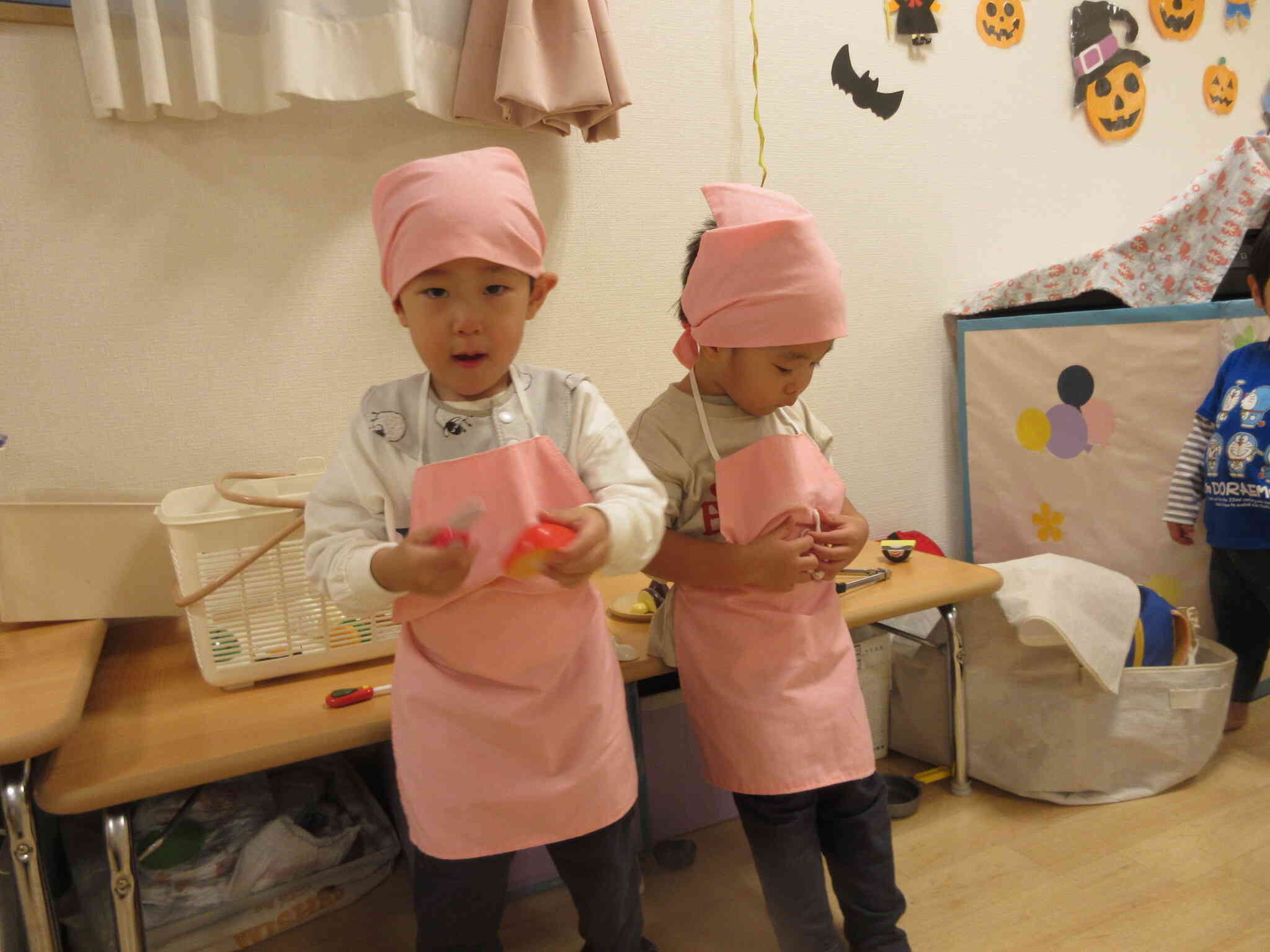 「調理室の先生のまねっこだよ～！！」早速ごっこ遊びに発展したあひる組（１歳児）です