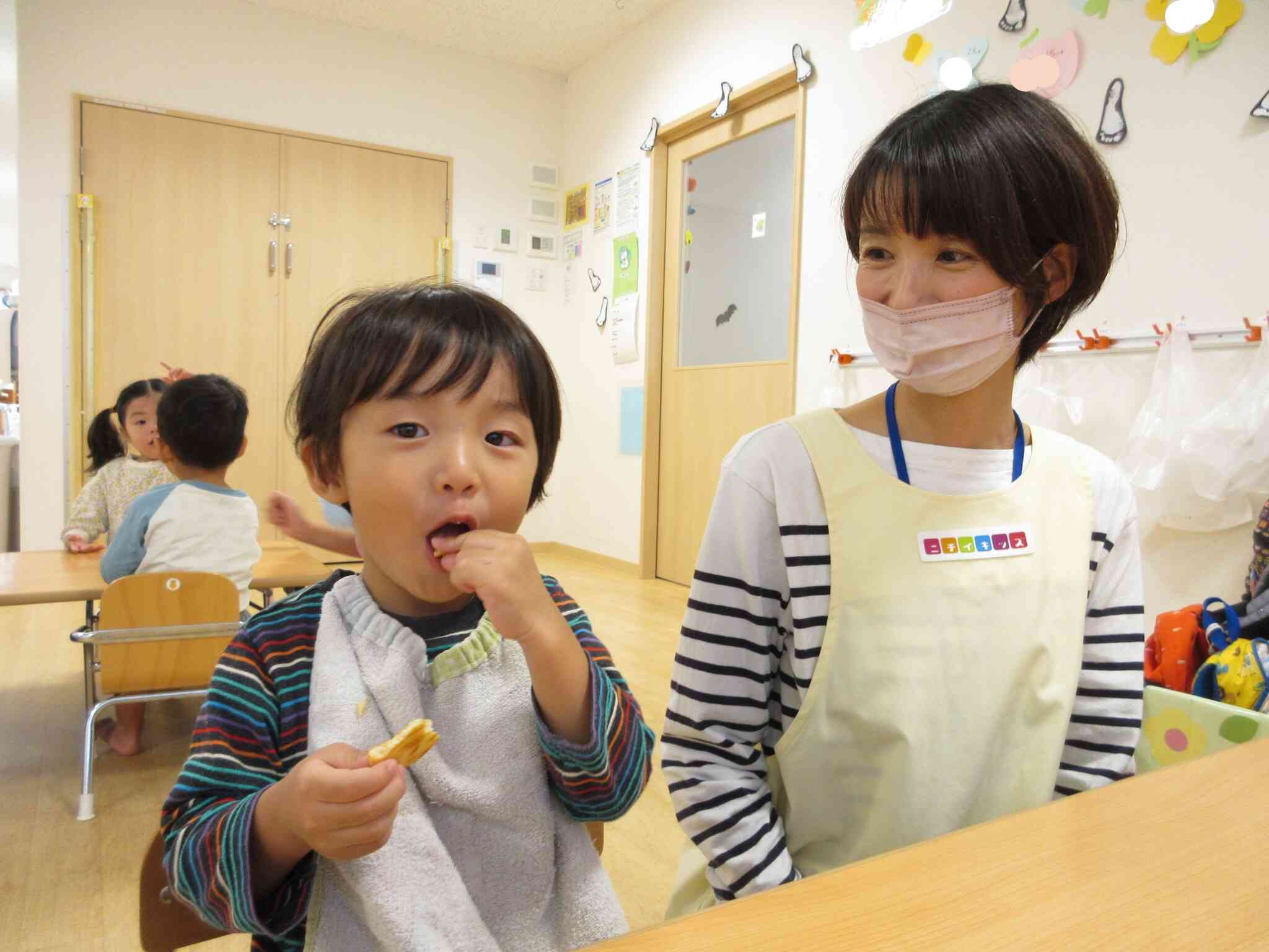 おやつをパリパリ　美味しいよっ！