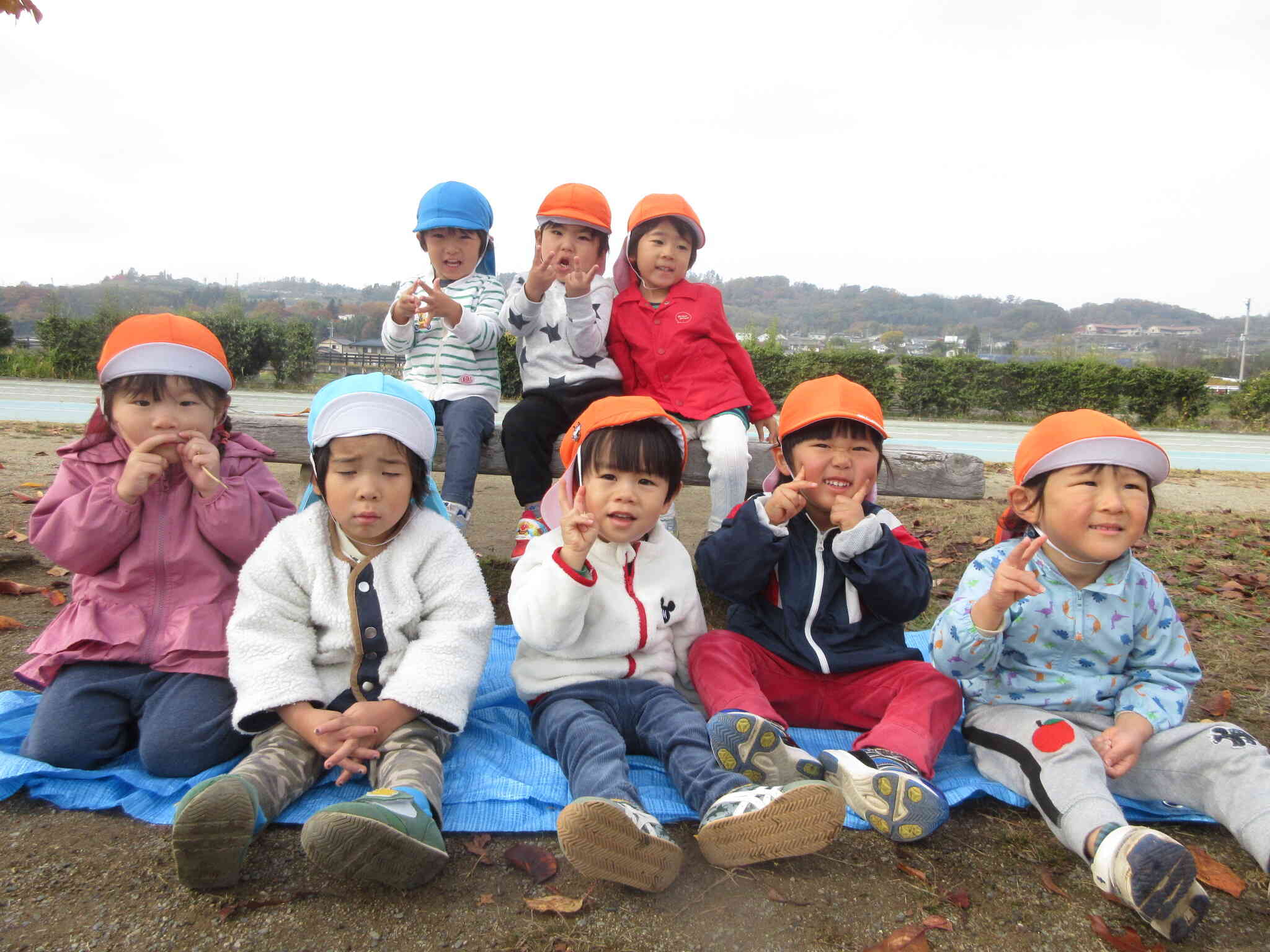 うさぎ組（２歳児）さん。仲間意識も育ってきています。「お片づけだよ」の声にまずは「やだ～！」の返事が只今流行中です。