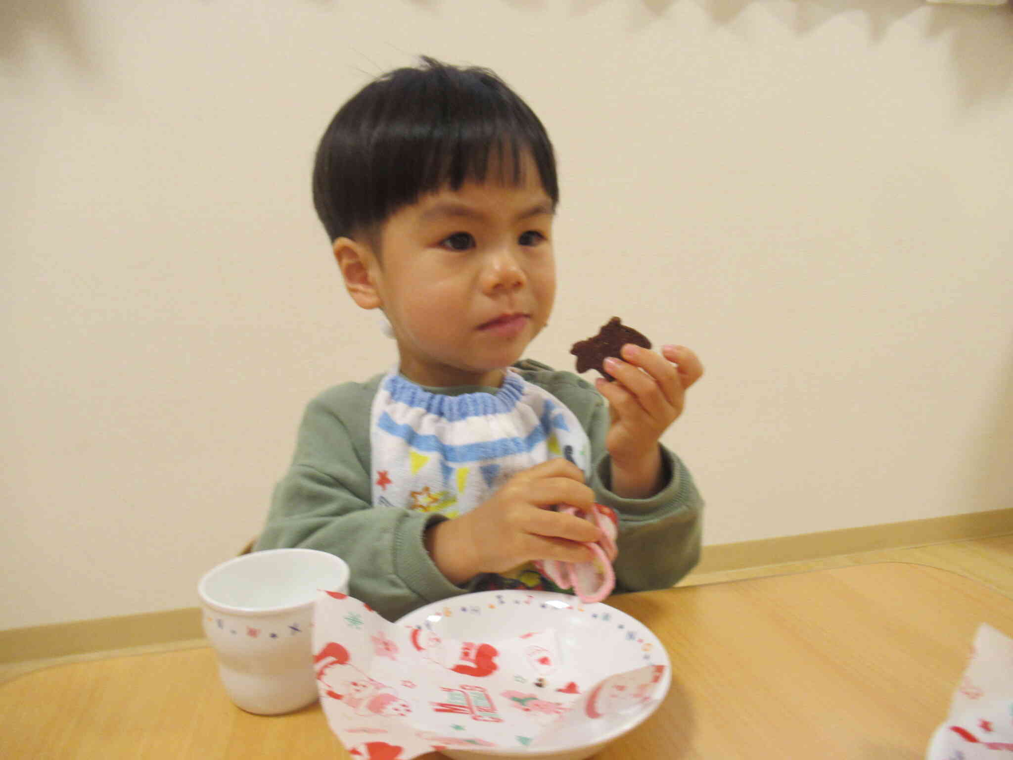 「ぼくのクッキーはトナカイさんだよ」パクッ