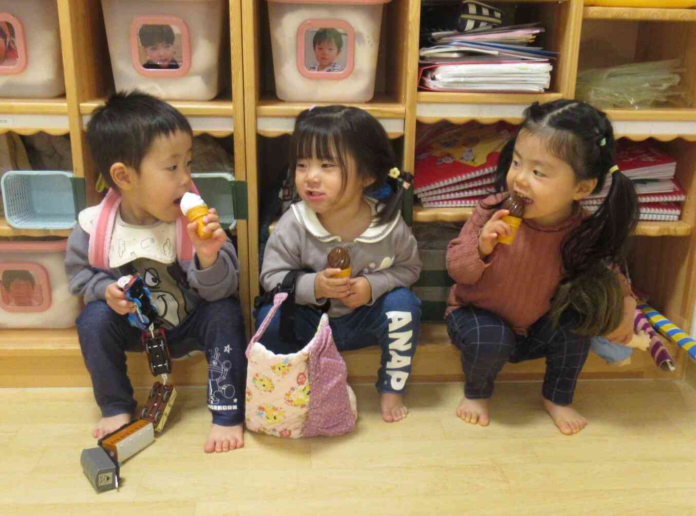 お友だちといっしょ、楽しいね　【1歳児　あひる組】