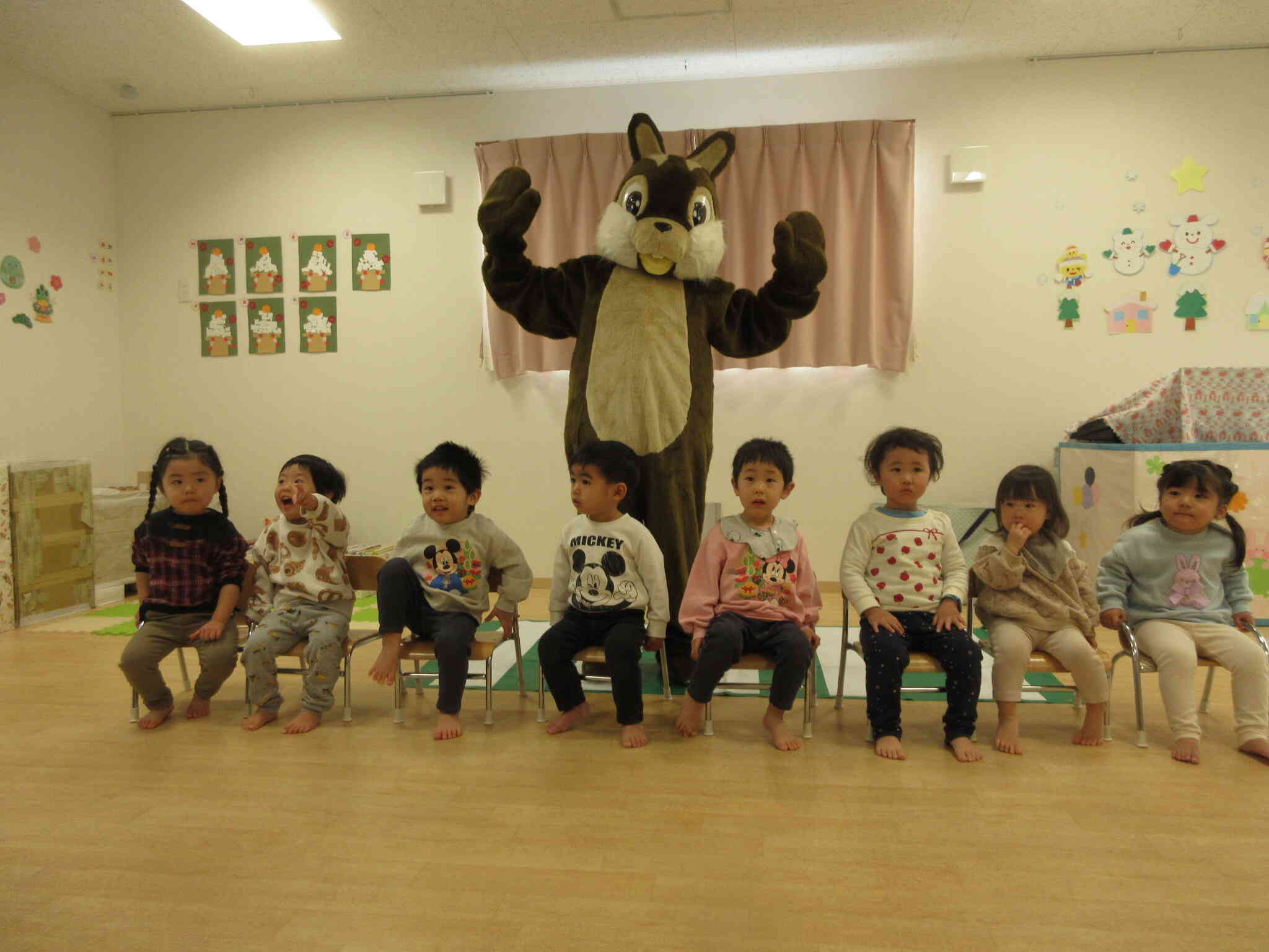 りすくんのおてて、大きくてフワフワだったね（１歳児 あひる組）