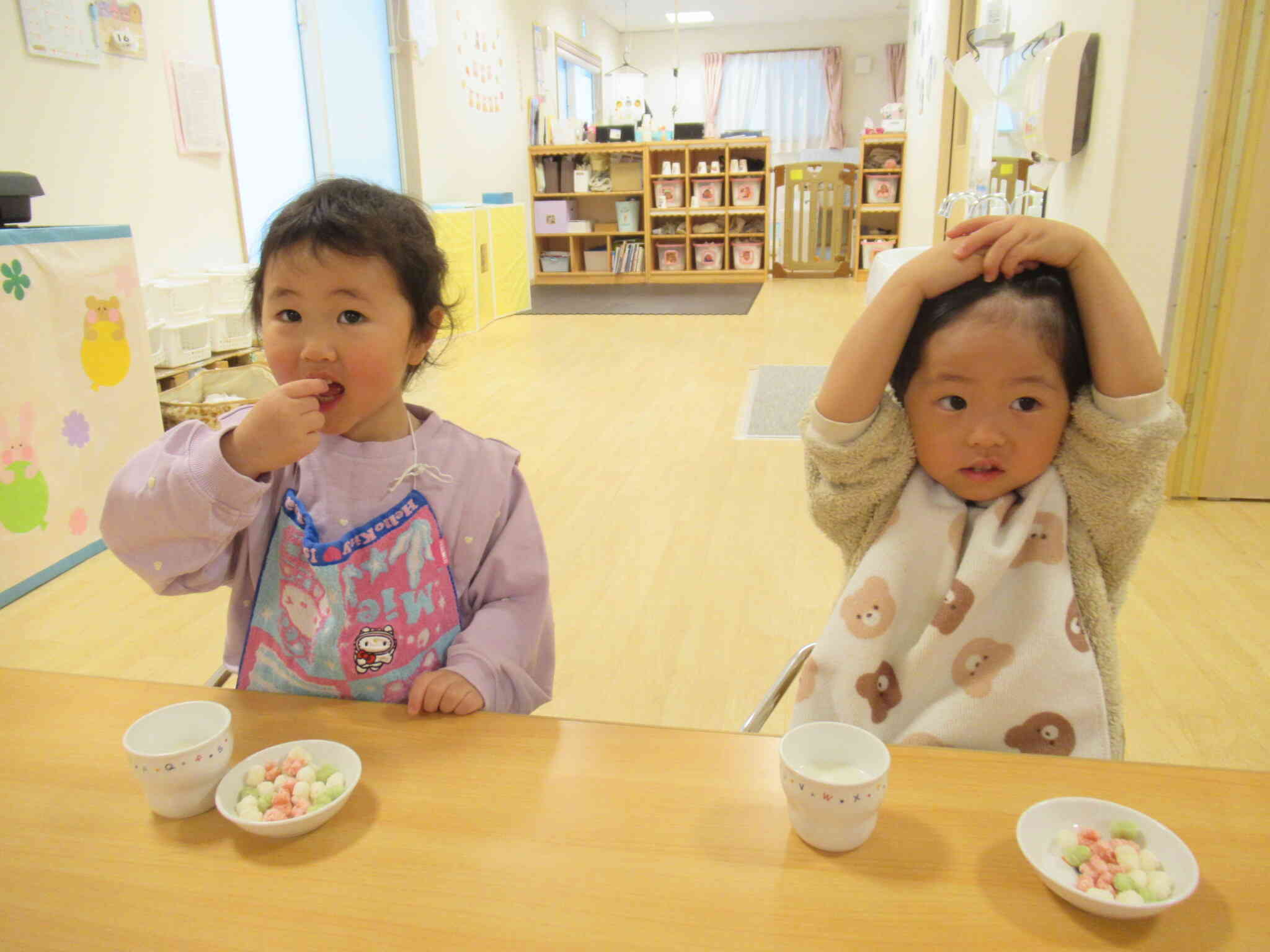 「ひなあられ、美味しい！」の素敵な笑顔。どの色から食べようか迷っちゃうね。