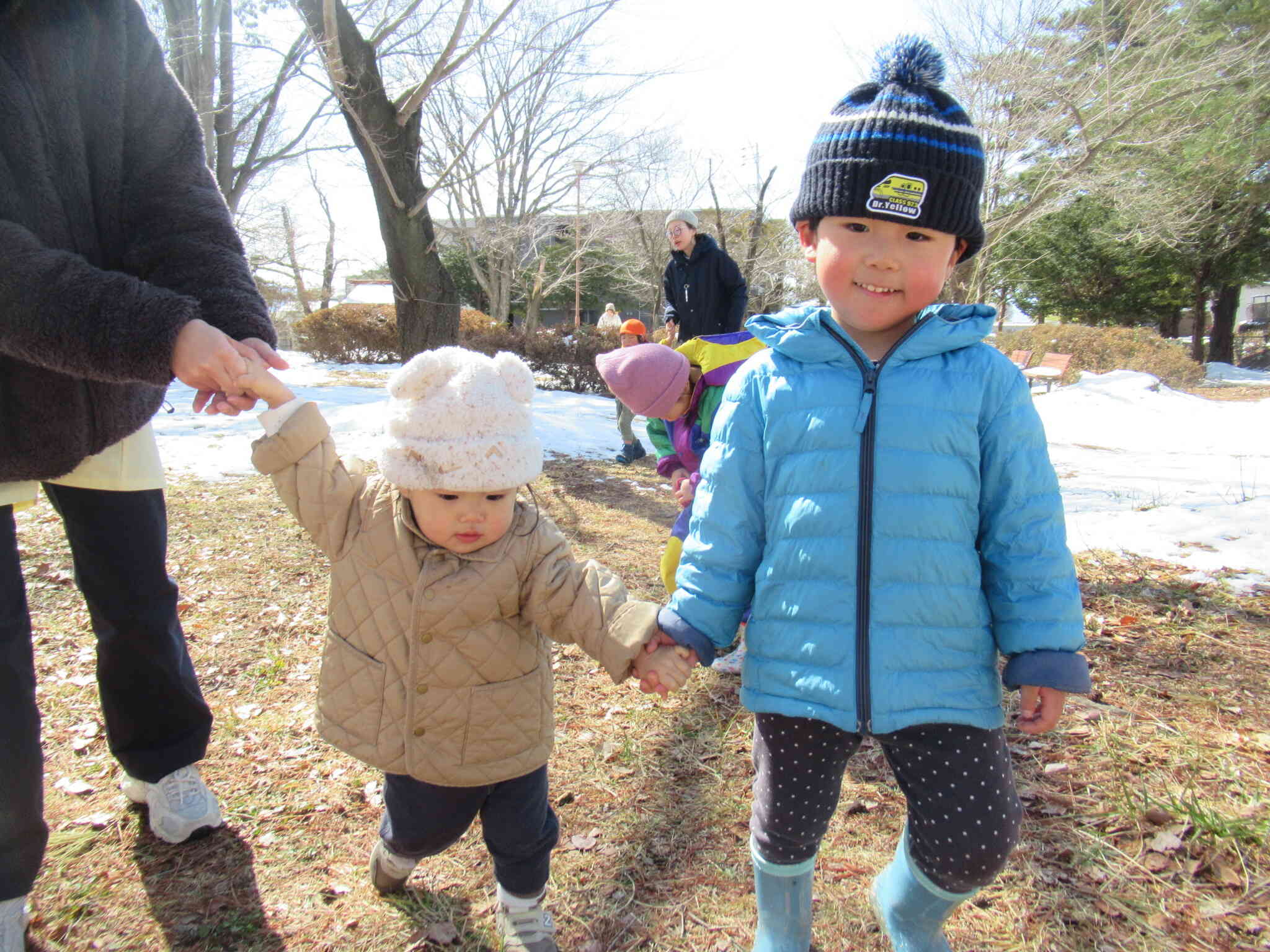 お兄さん、お姉さんと一緒、うれしいな♪【0歳児 ひよこ組】