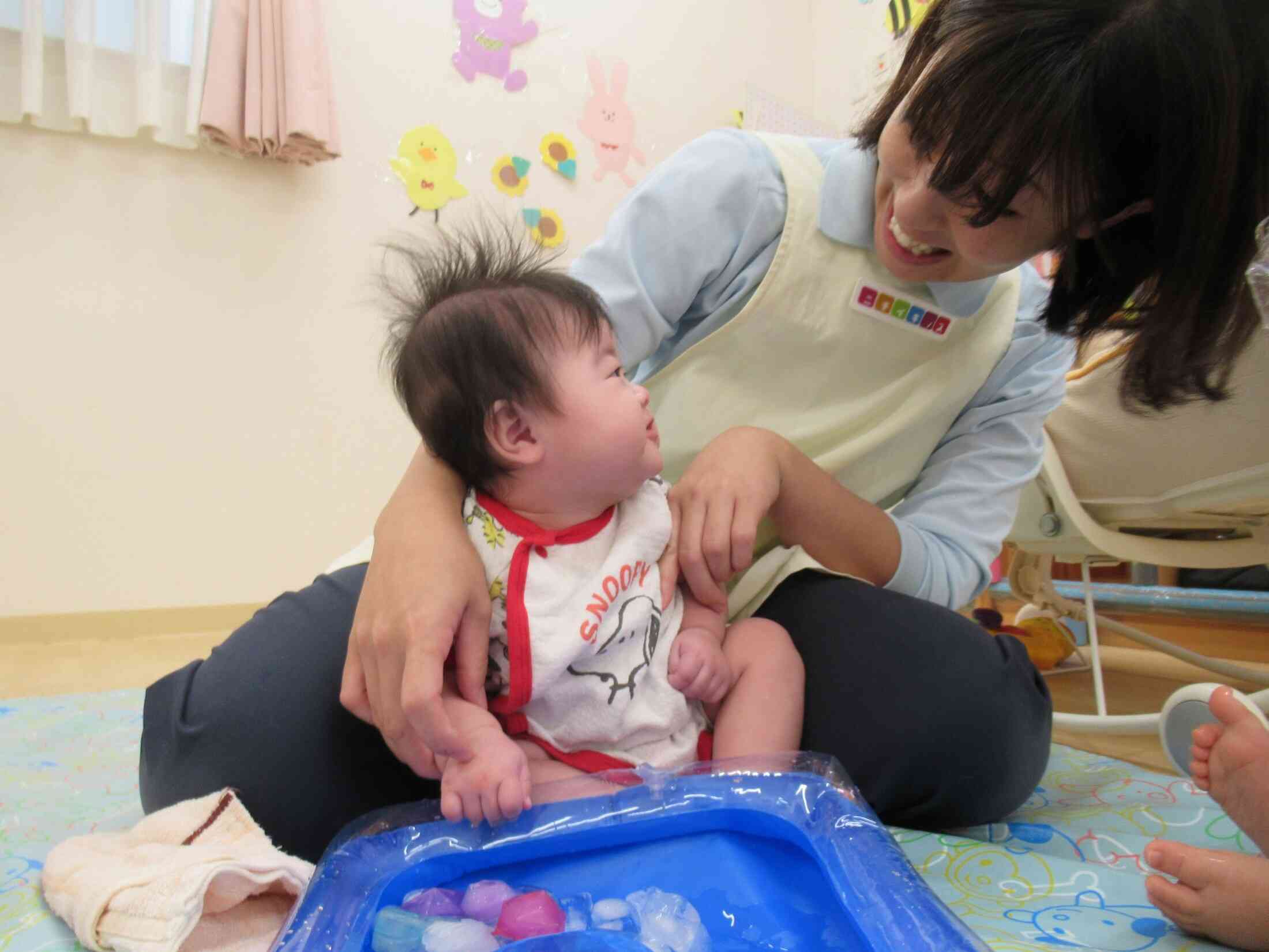 「先生、氷冷たいね！」見つめ合う笑顔が何ともかわいいでしょ♡