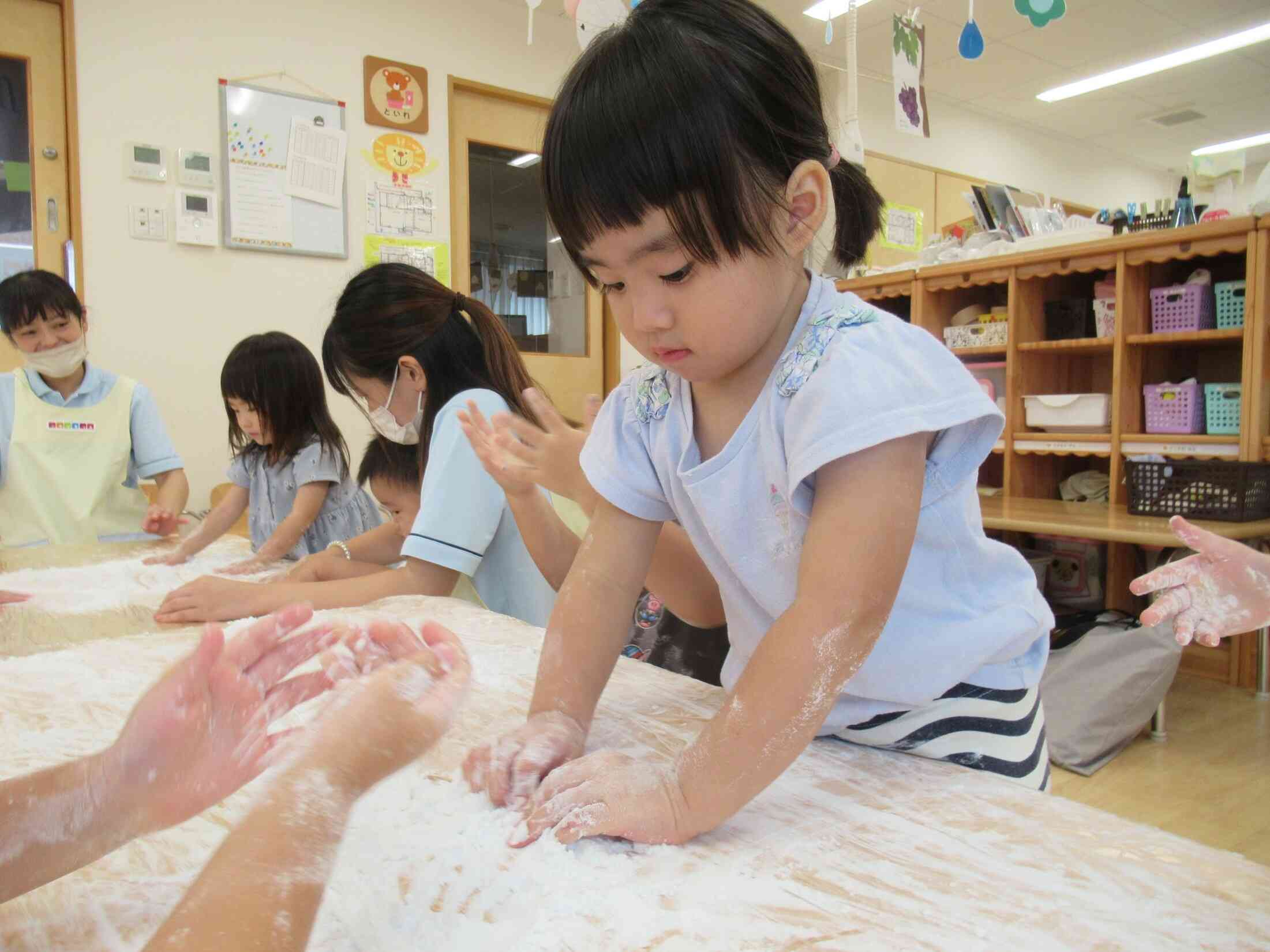 片栗粉あそびの場面です。さらさらな粉の感触と、水を混ぜた後のとろりとした感触の違いを楽しみました♪