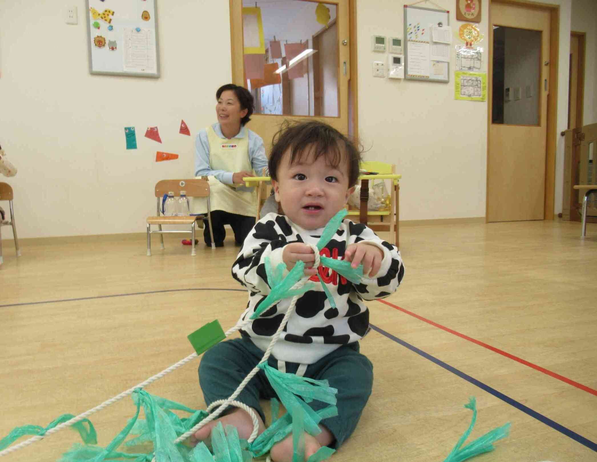 ひよこ組さん(0歳児)も一緒に！うんとこしょ！