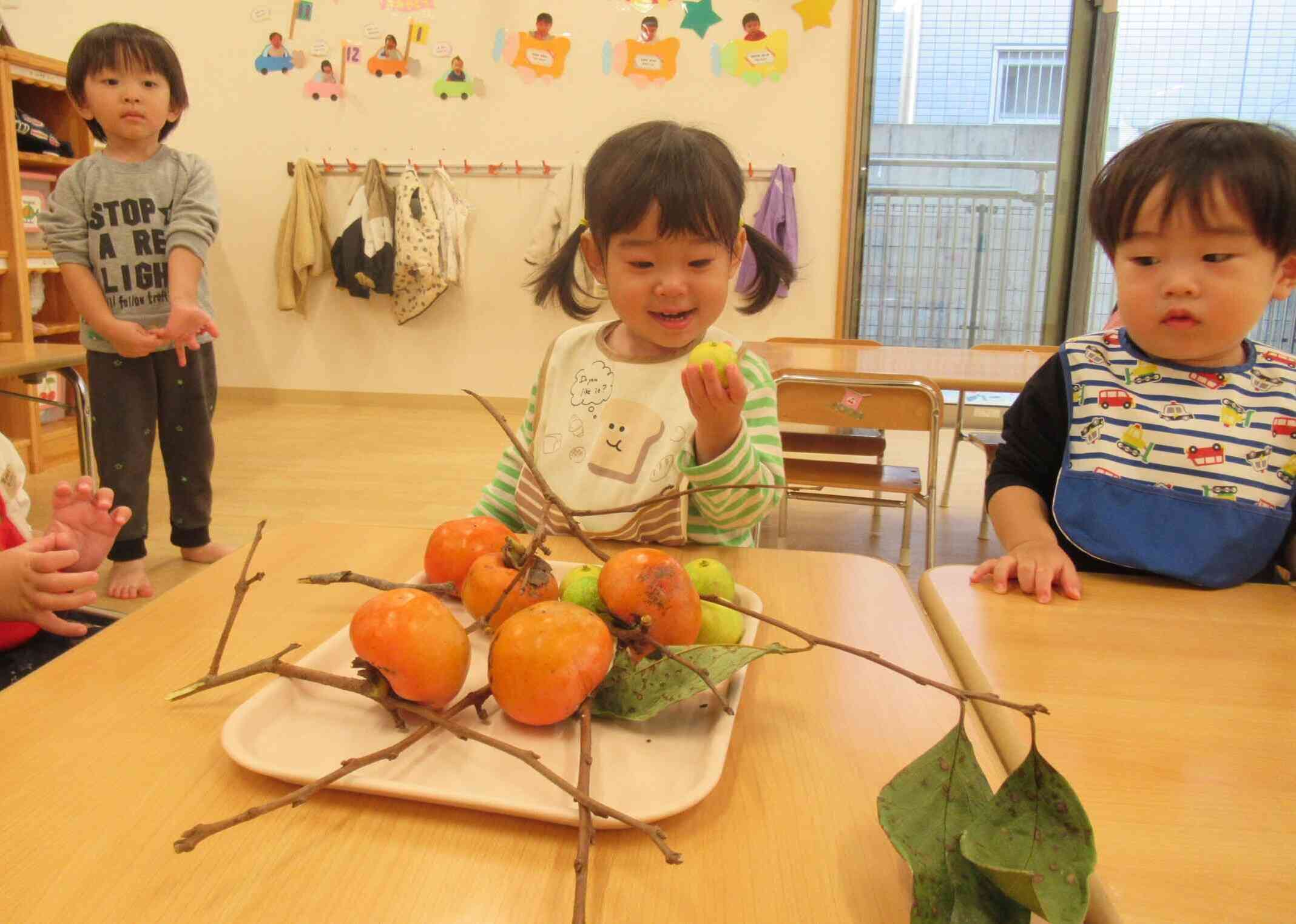 「これな～んだ？」“柿とみかん！”「おしい！『柿とすだち』でした。