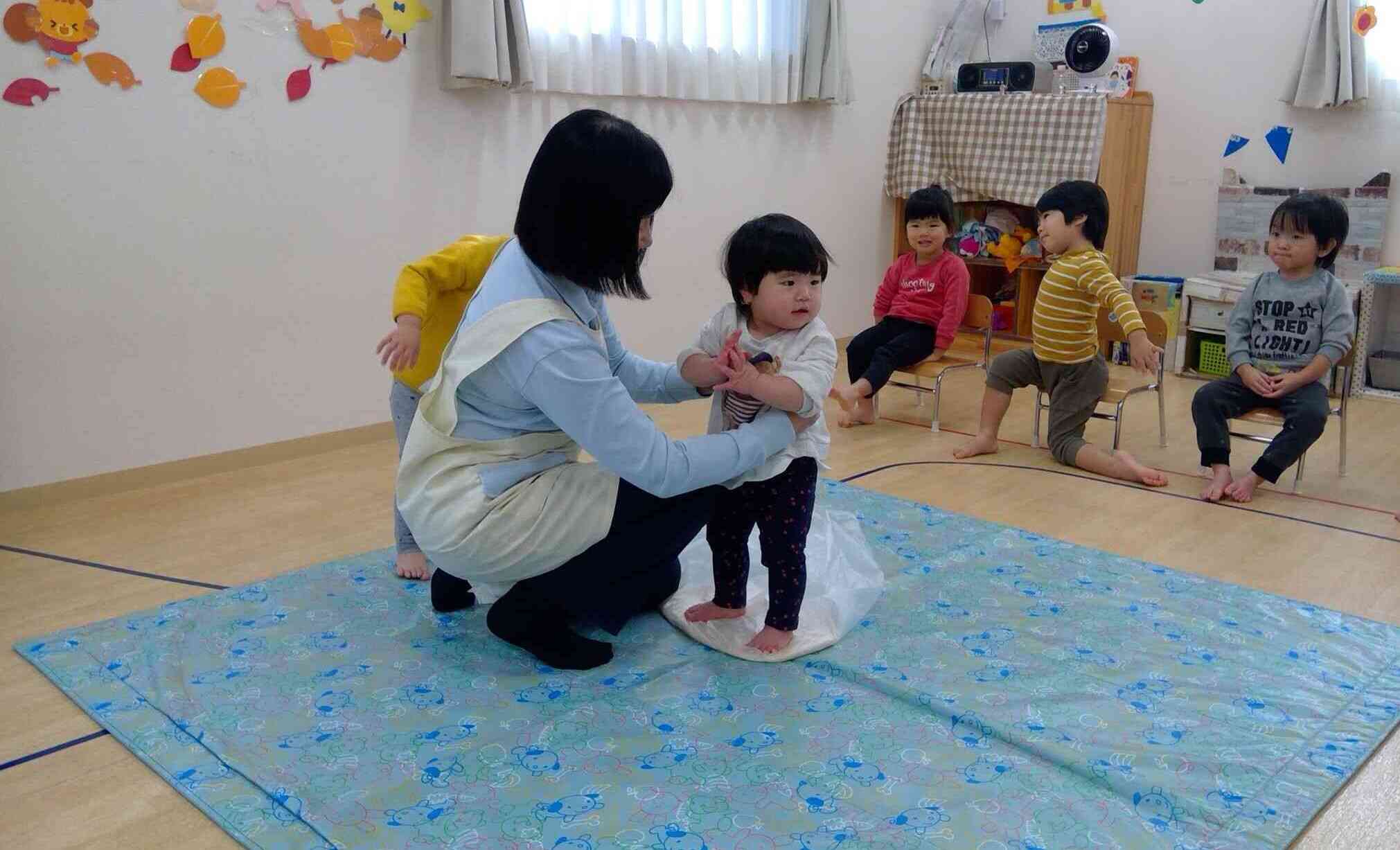 みんなに「じょうず～！できたね！」と褒めてもらい、拍手しています❤