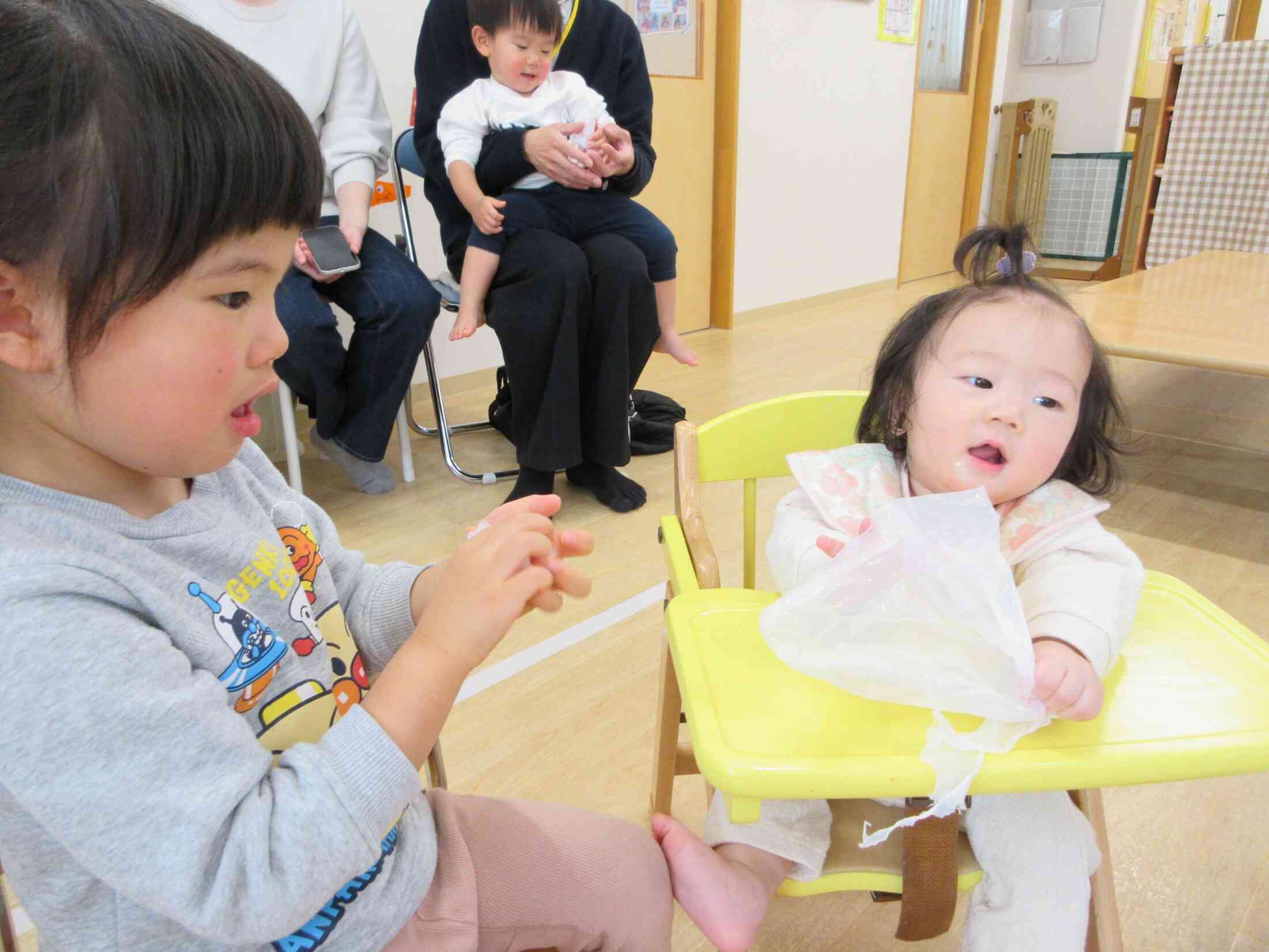 うさぎ組(2歳児)のお姉さんがこねこねする様子を見せてくれたよ♪