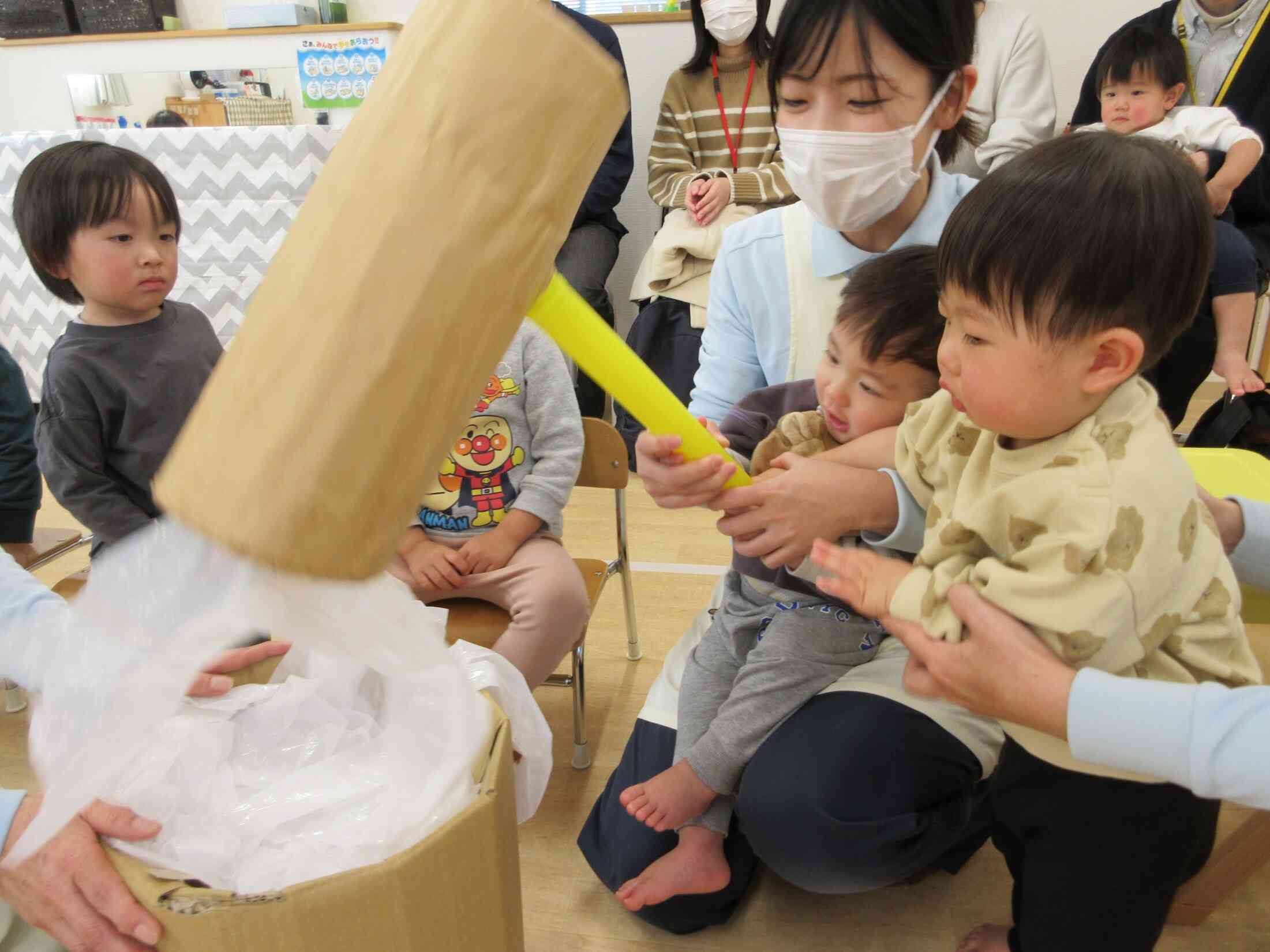 ひよこ組さん(0歳児)は先生と一緒に！おいしいおもちになぁ～れ！