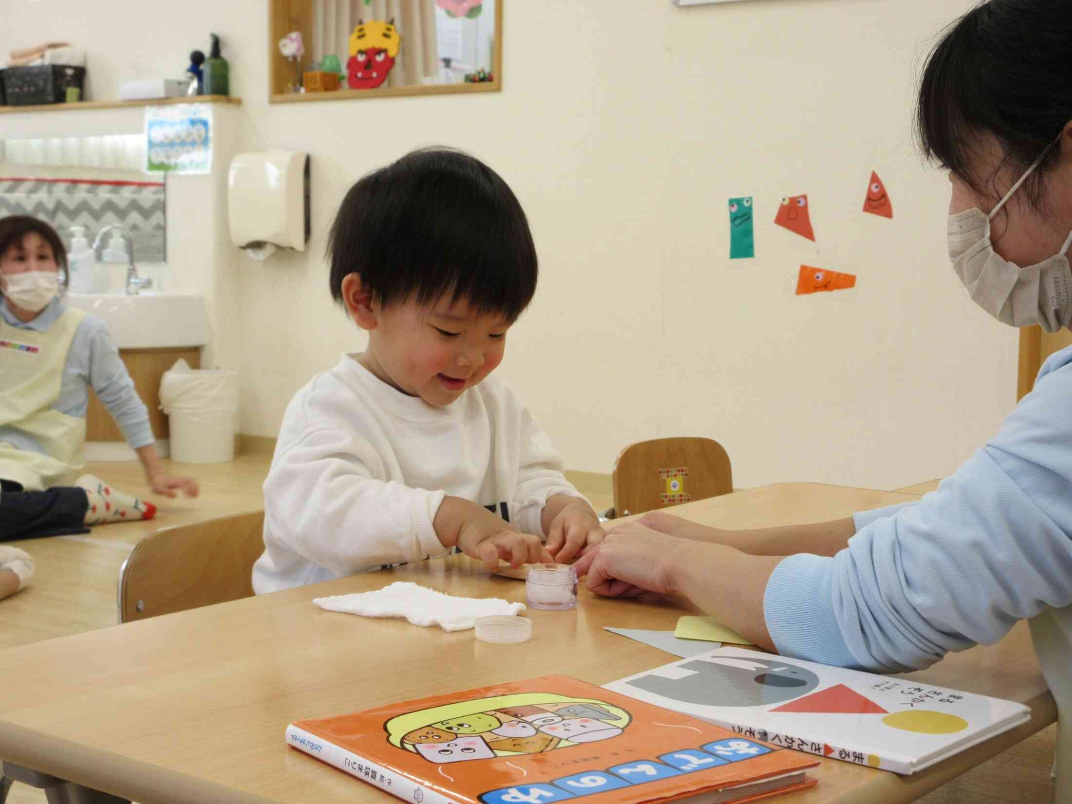 のりが入った容器のフタを開ける時から素敵な笑顔！そんな様子に先生まで嬉しくなりました。