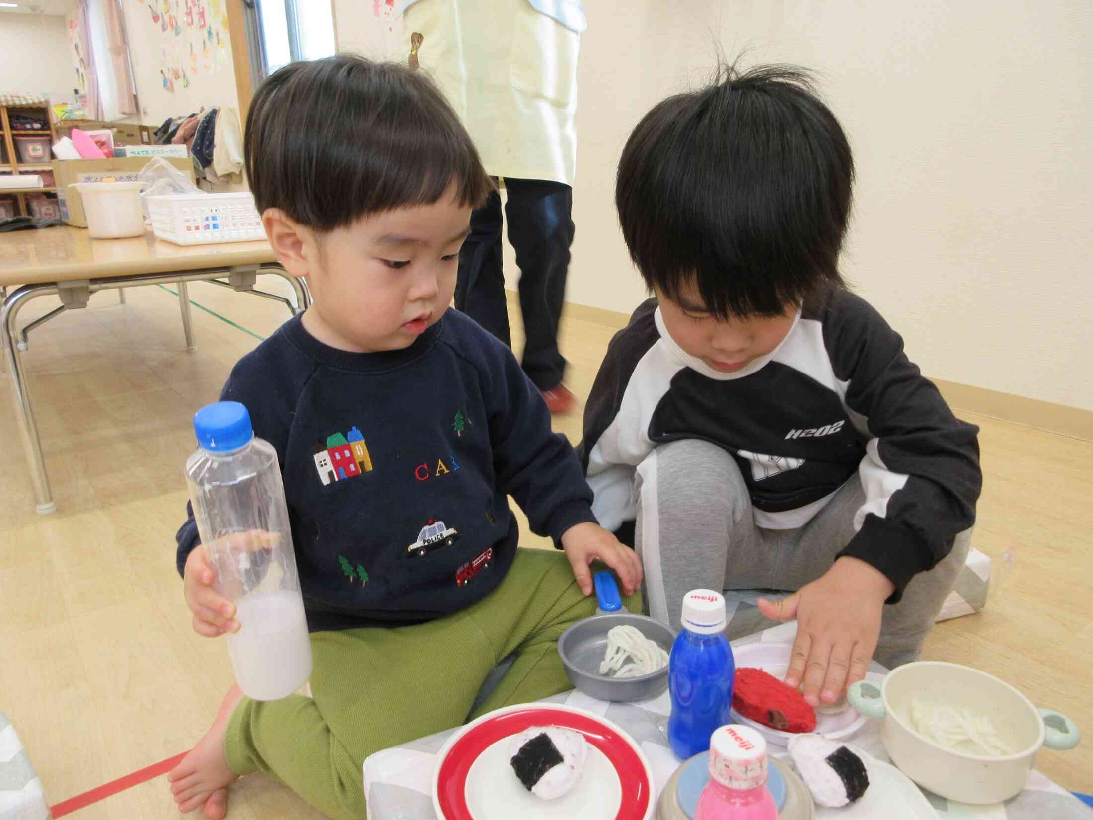 ジュースを片手にお料理中！気分はコックさん！