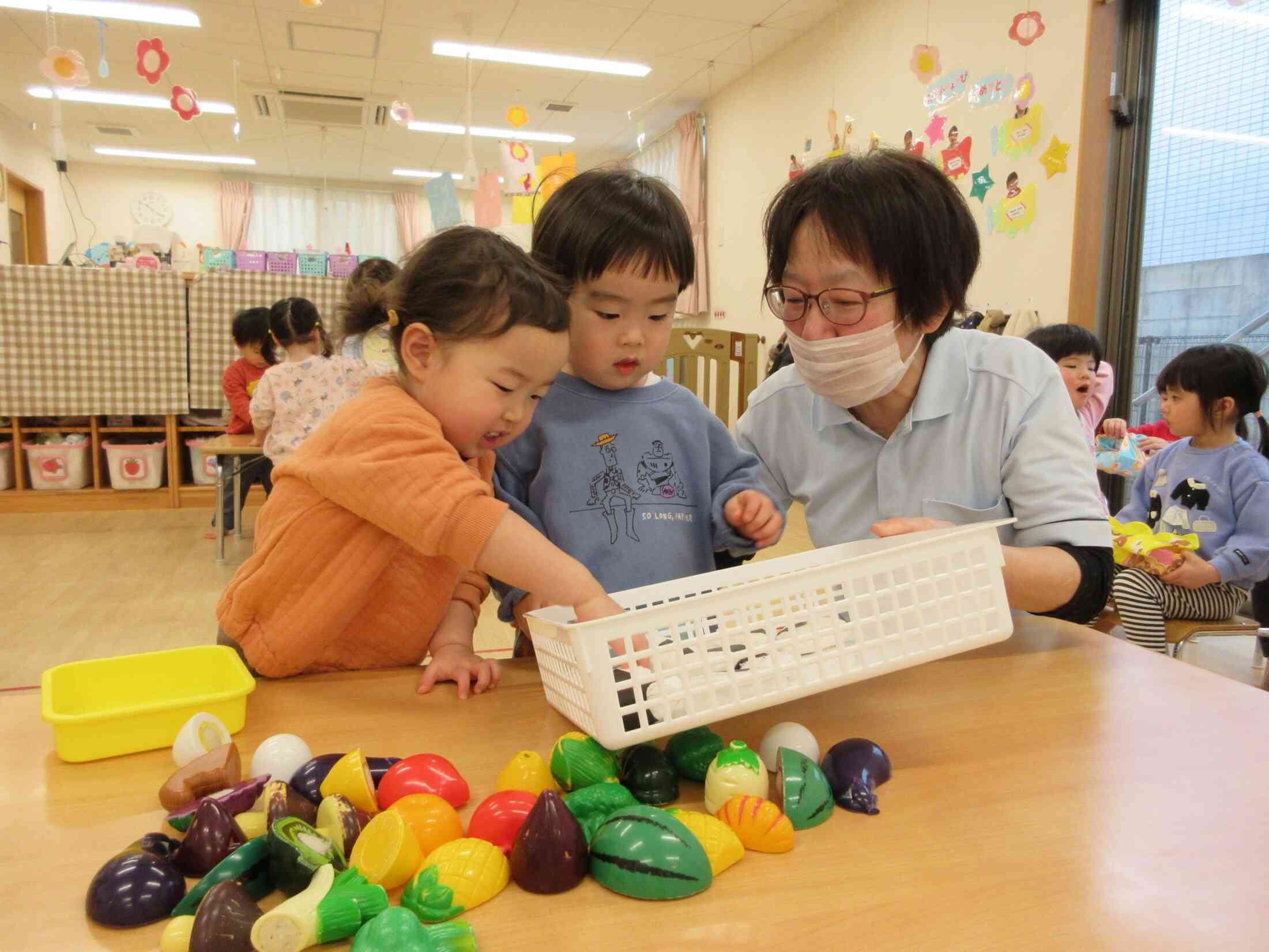 お給食の先生と食育活動中！お弁当バスにおにぎりをつめて”レッツゴー！ピクニック!!