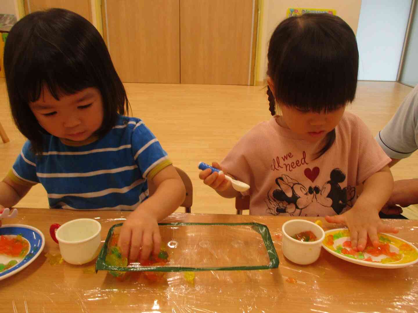 うさぎ組(２歳児)さん：寒天でお料理楽しいな～♪