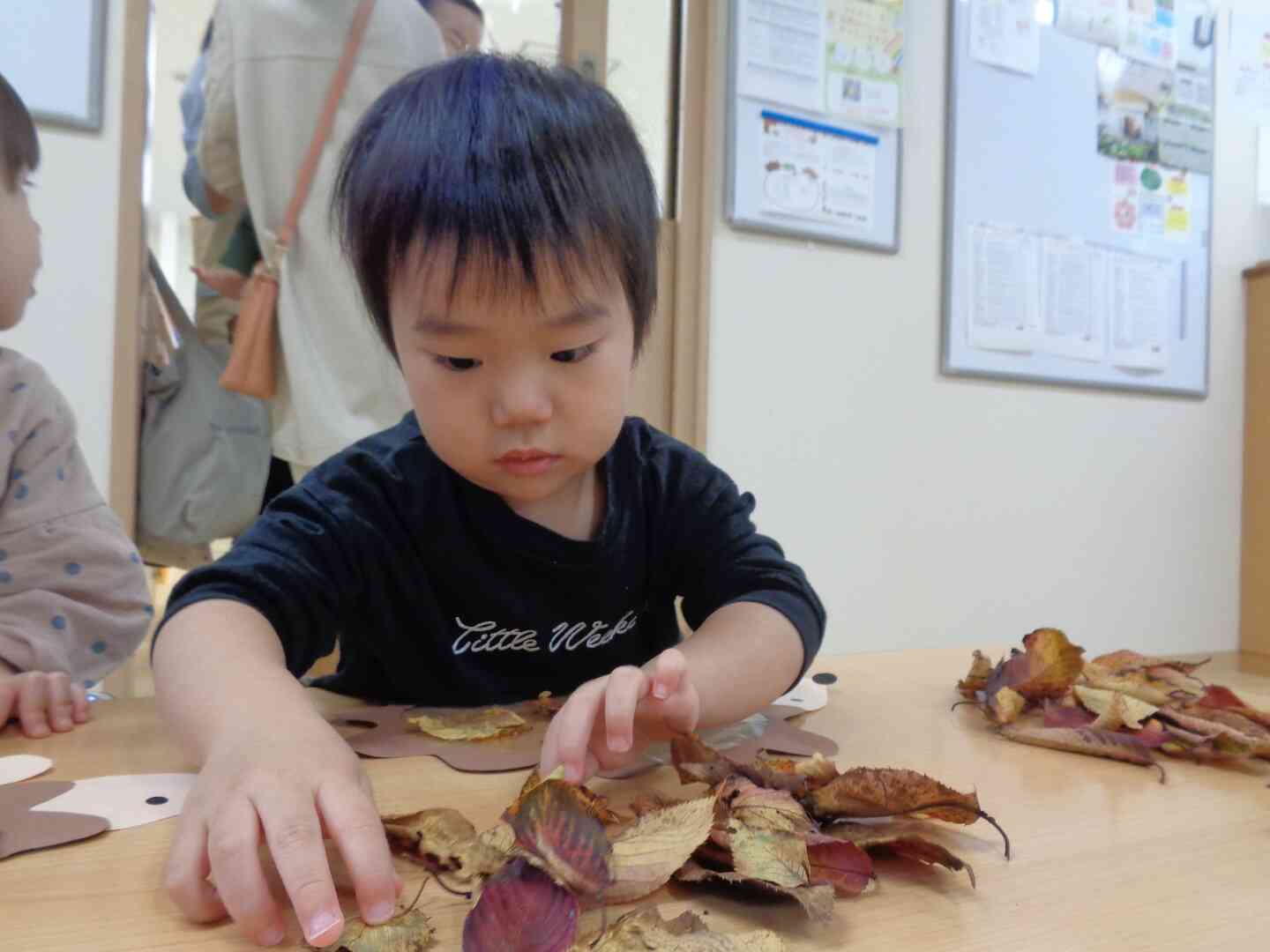 秋のお散歩楽しいな～♪　（0.1.2歳児）