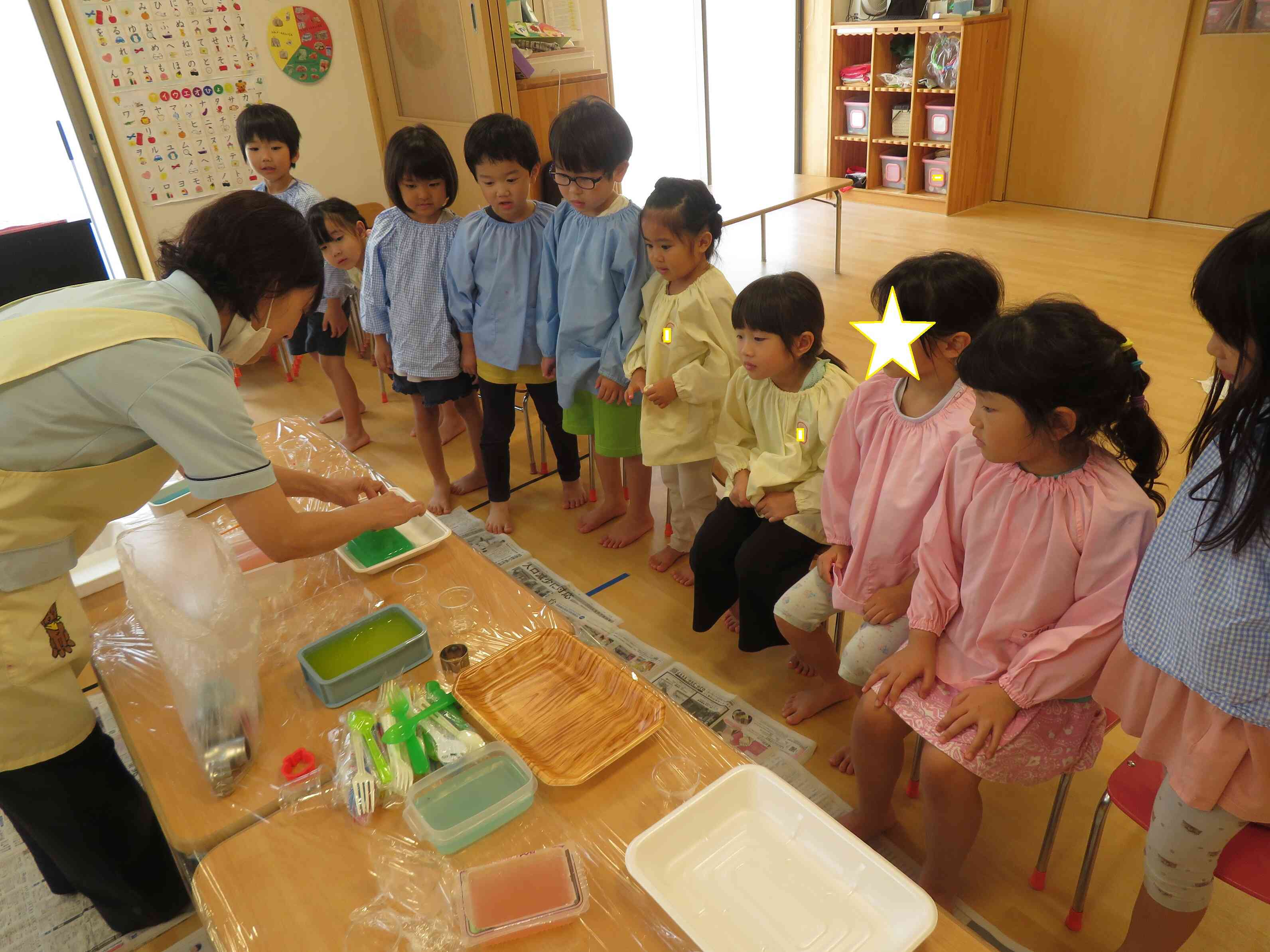 きりん組（5歳児）ぱんだ組（4歳児）寒天遊びをしました