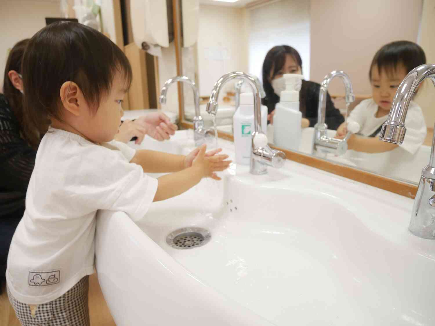 ご飯が見えると、自ら手を洗いに行き食べる気満々♪