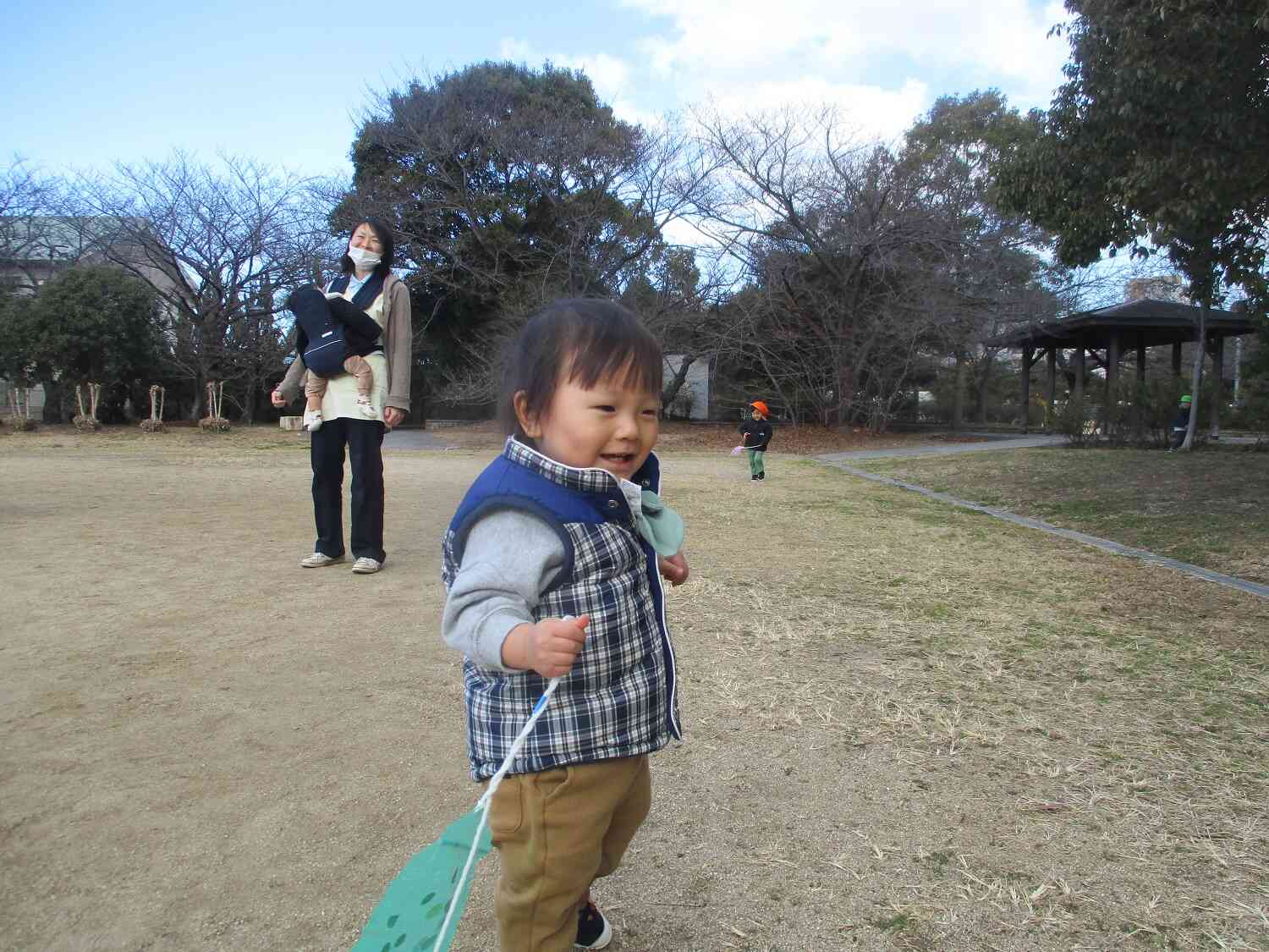 自分で作った凧を持って歩くの楽しいね！