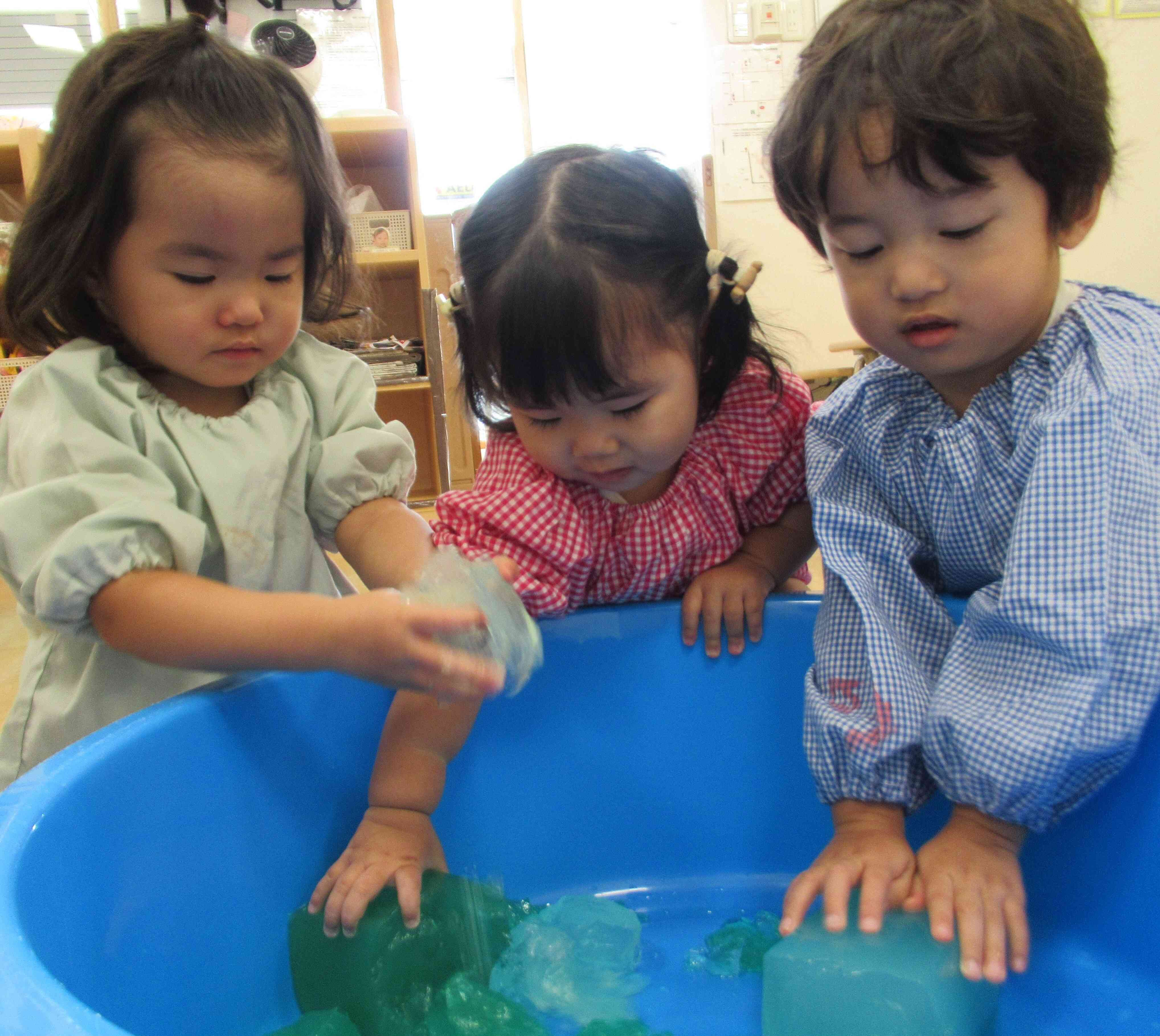 つめたくて不思議な感触だね☆