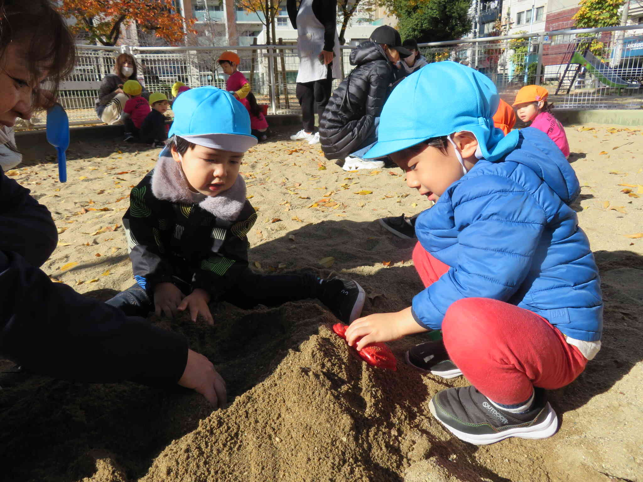 公園で砂場あそびをしたよ♪