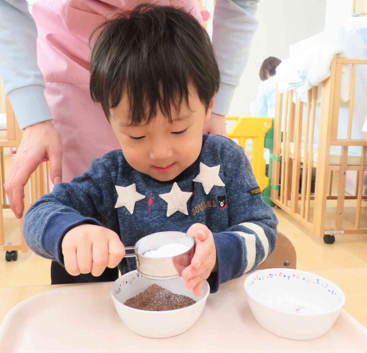 力加減を調節して、振りかけていくよ♪