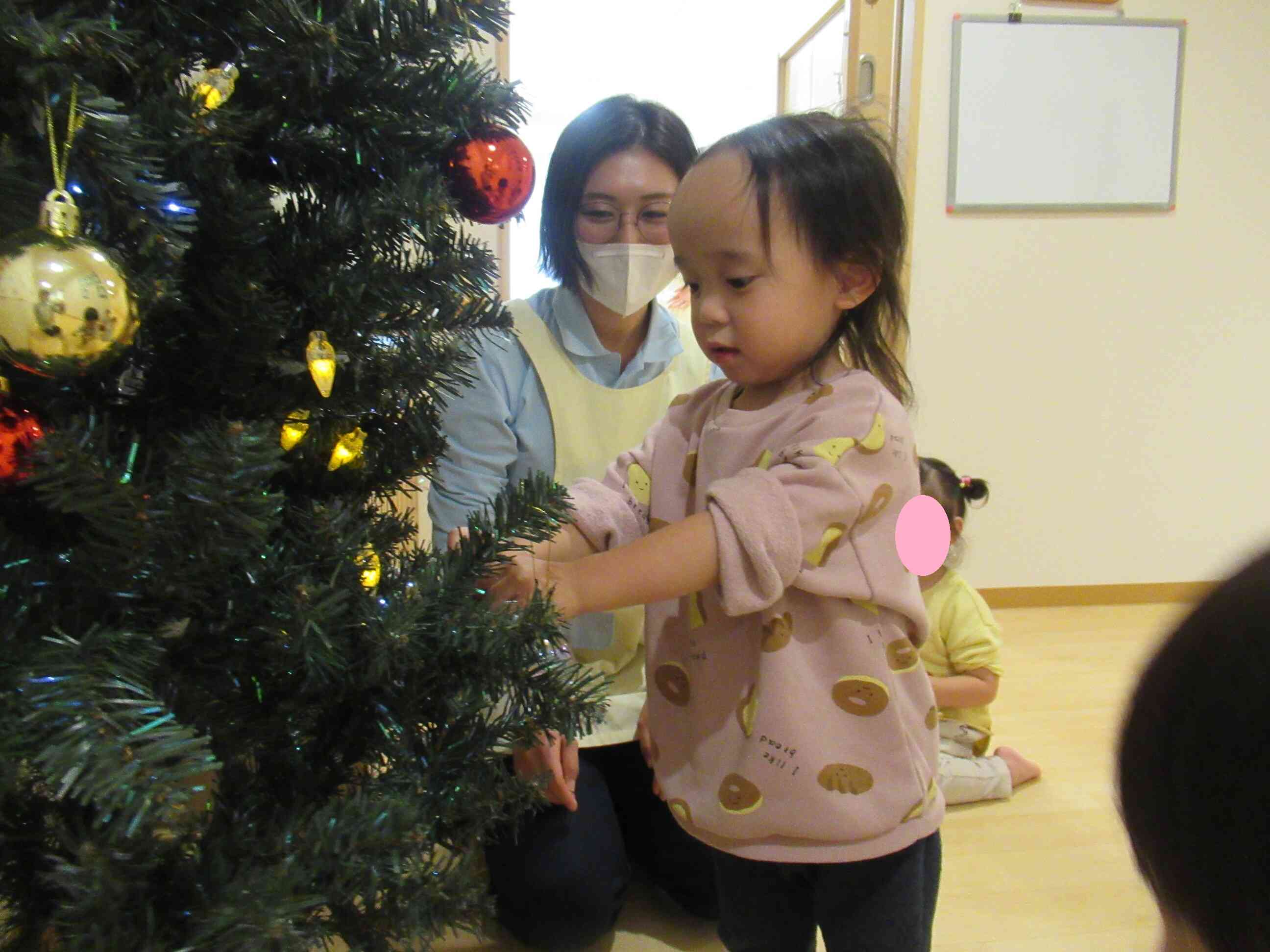 あひる組（1歳児）も飾り付けしてみるよ♡