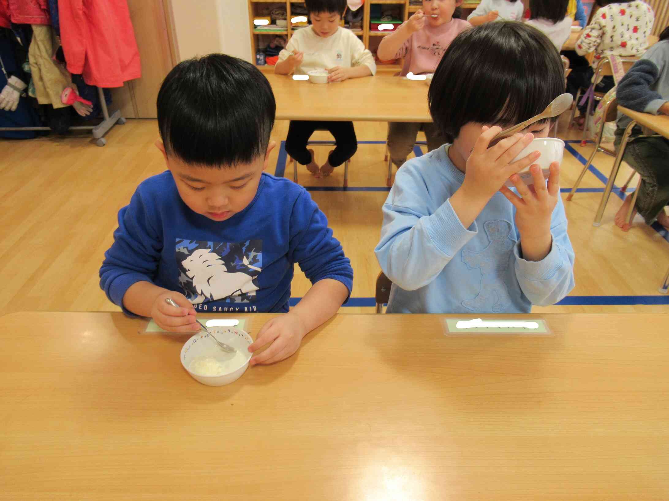 出来上がったアイスを食べて、「甘くておいしい～！」と大好評でした♪