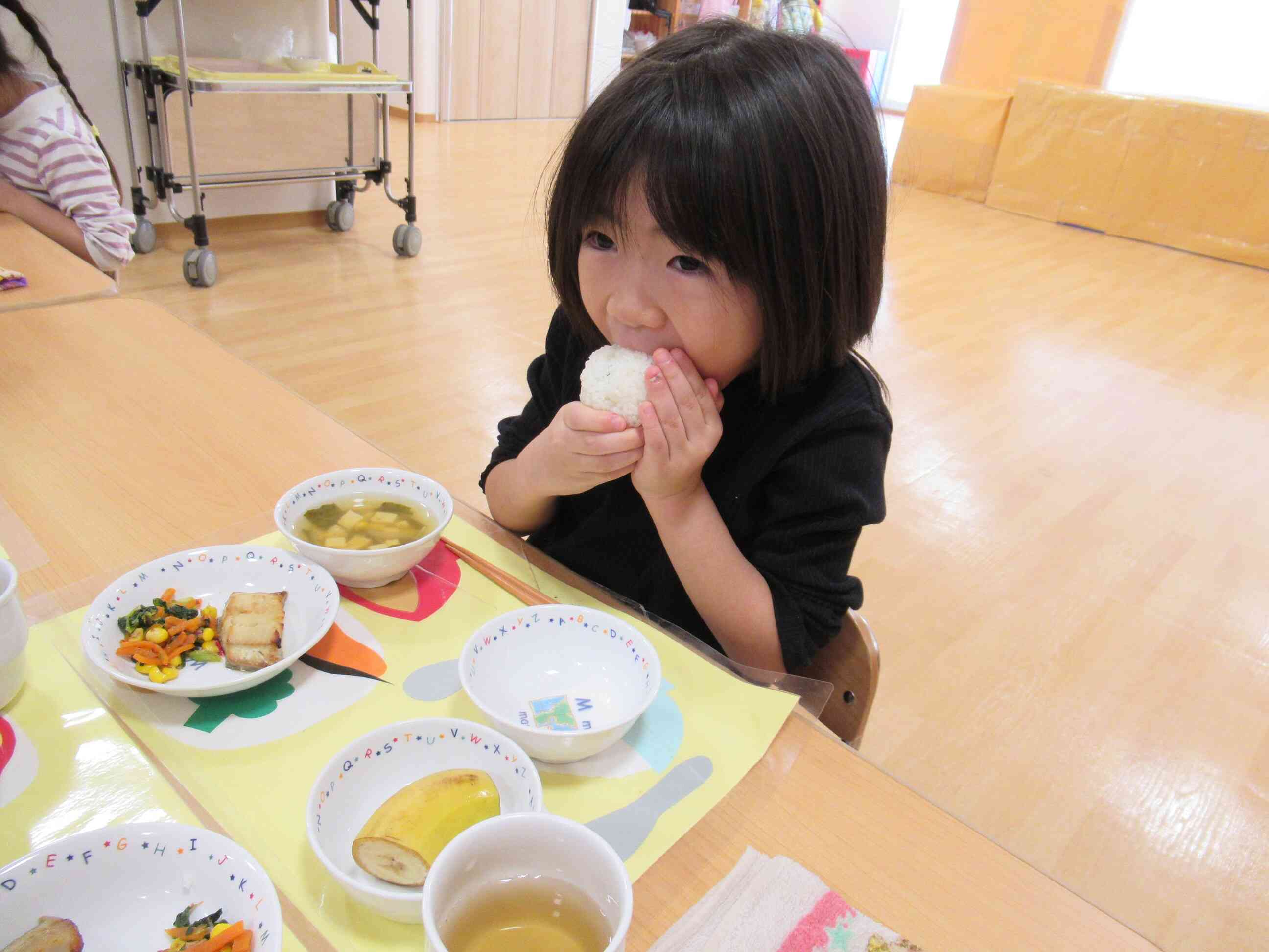 給食ではおにぎりを作って食べたよ♡