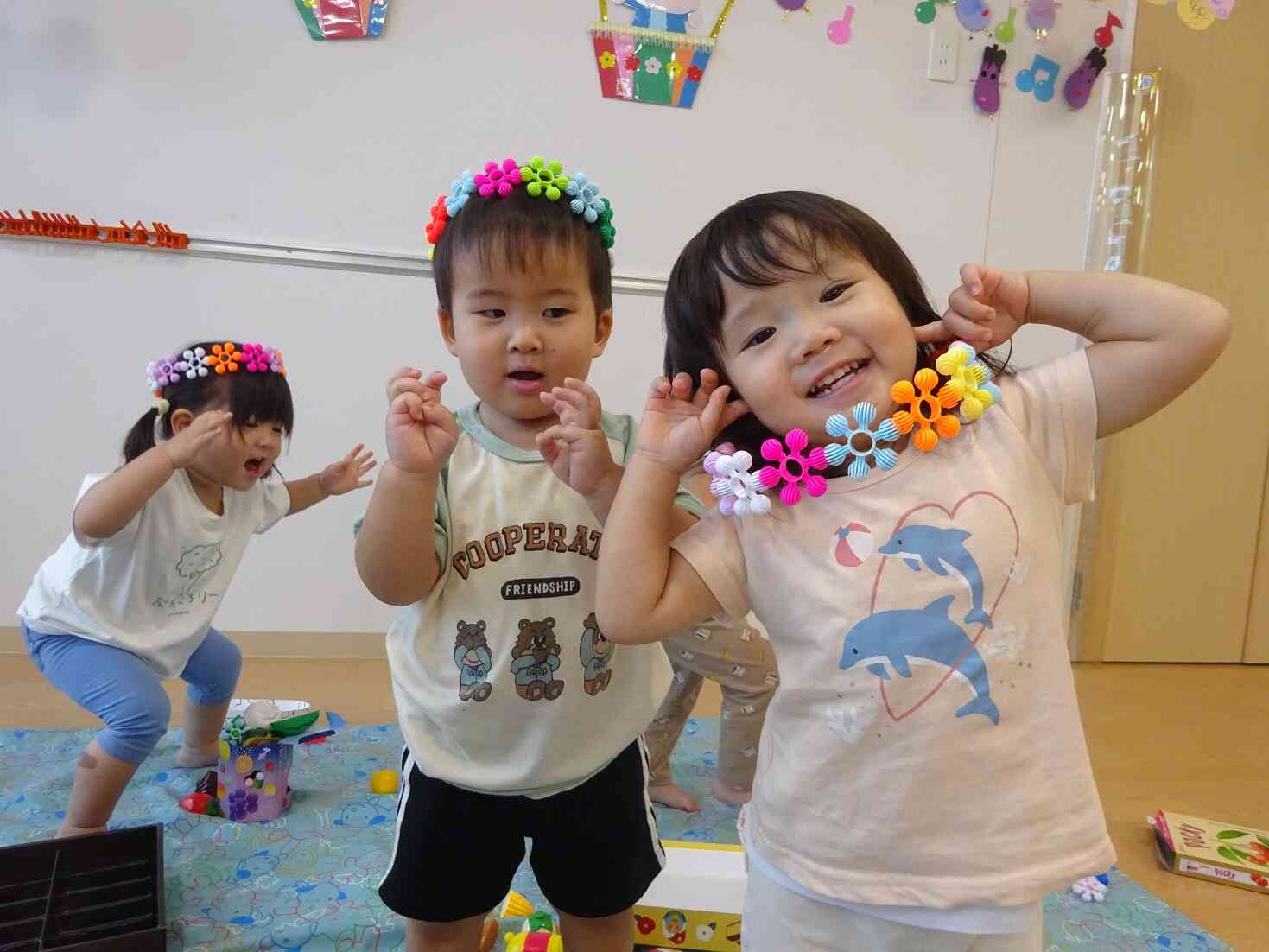 お花のかんむりステキだね！（1歳児）