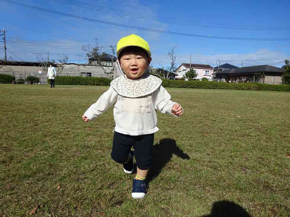 広い公園でおもいっきりあそんだよ！（0歳児）