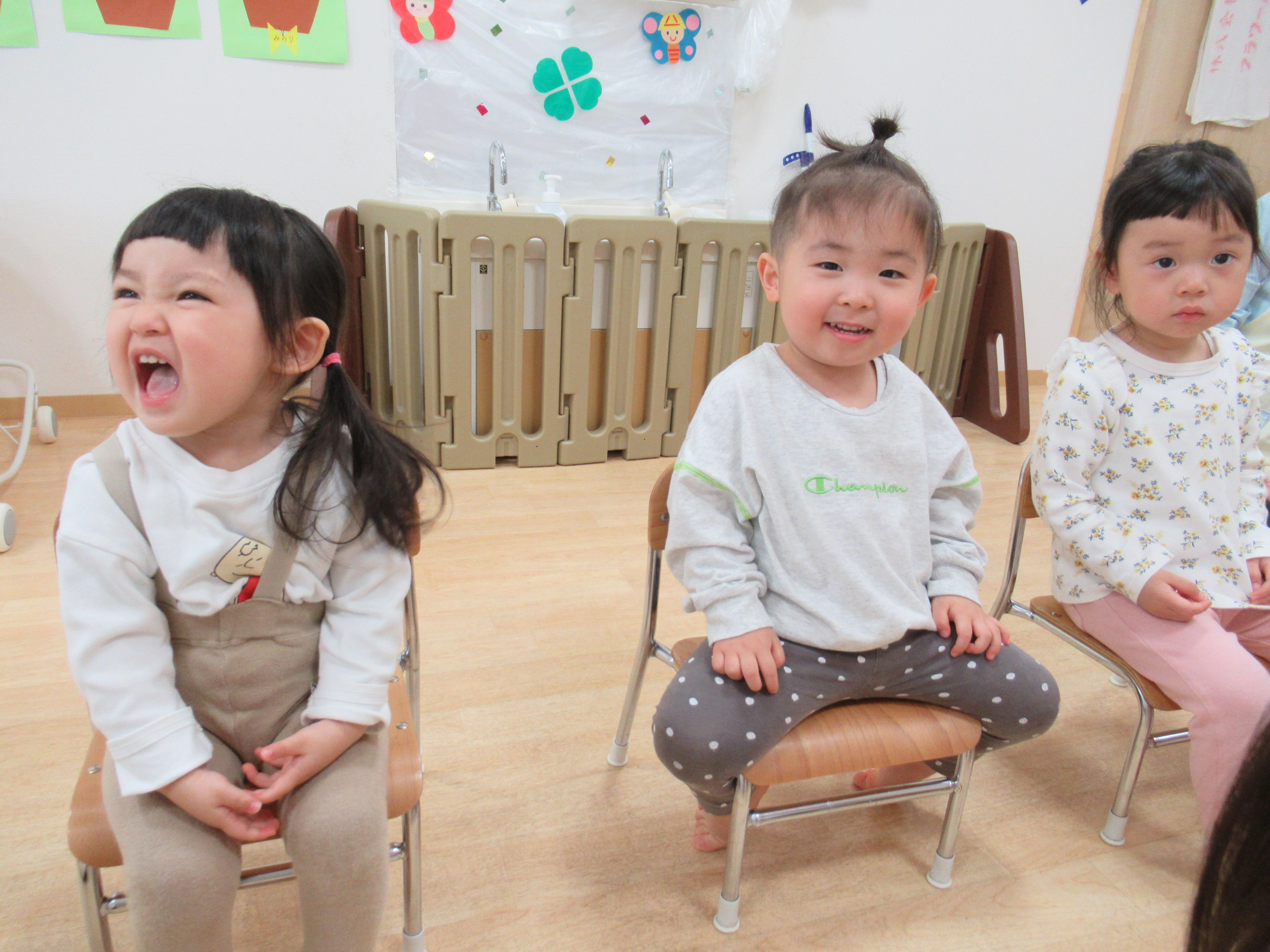 うさぎ組のお友達３人は、お祝いムード一杯です。