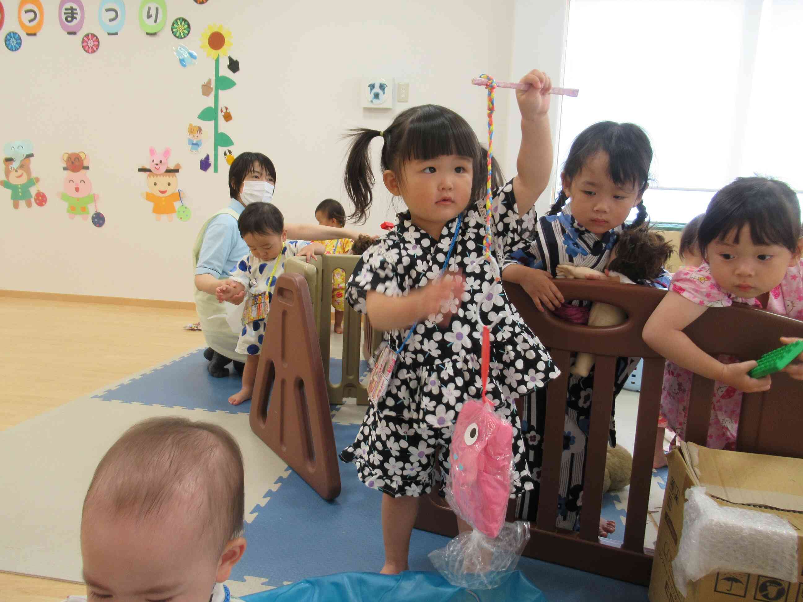 女の子が先に魚を釣りました。男の子は？