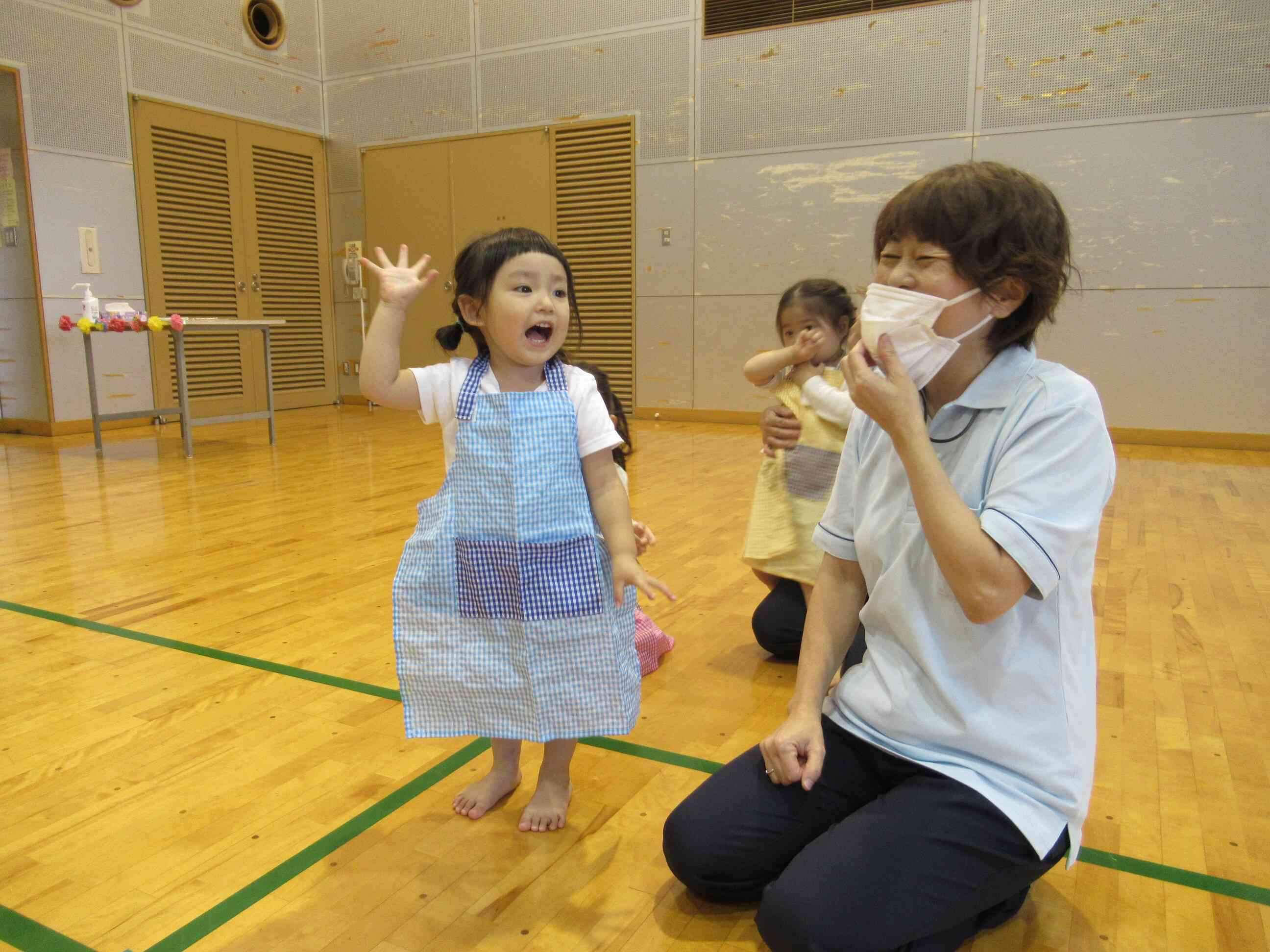 「はい」と元気よく手をあげます