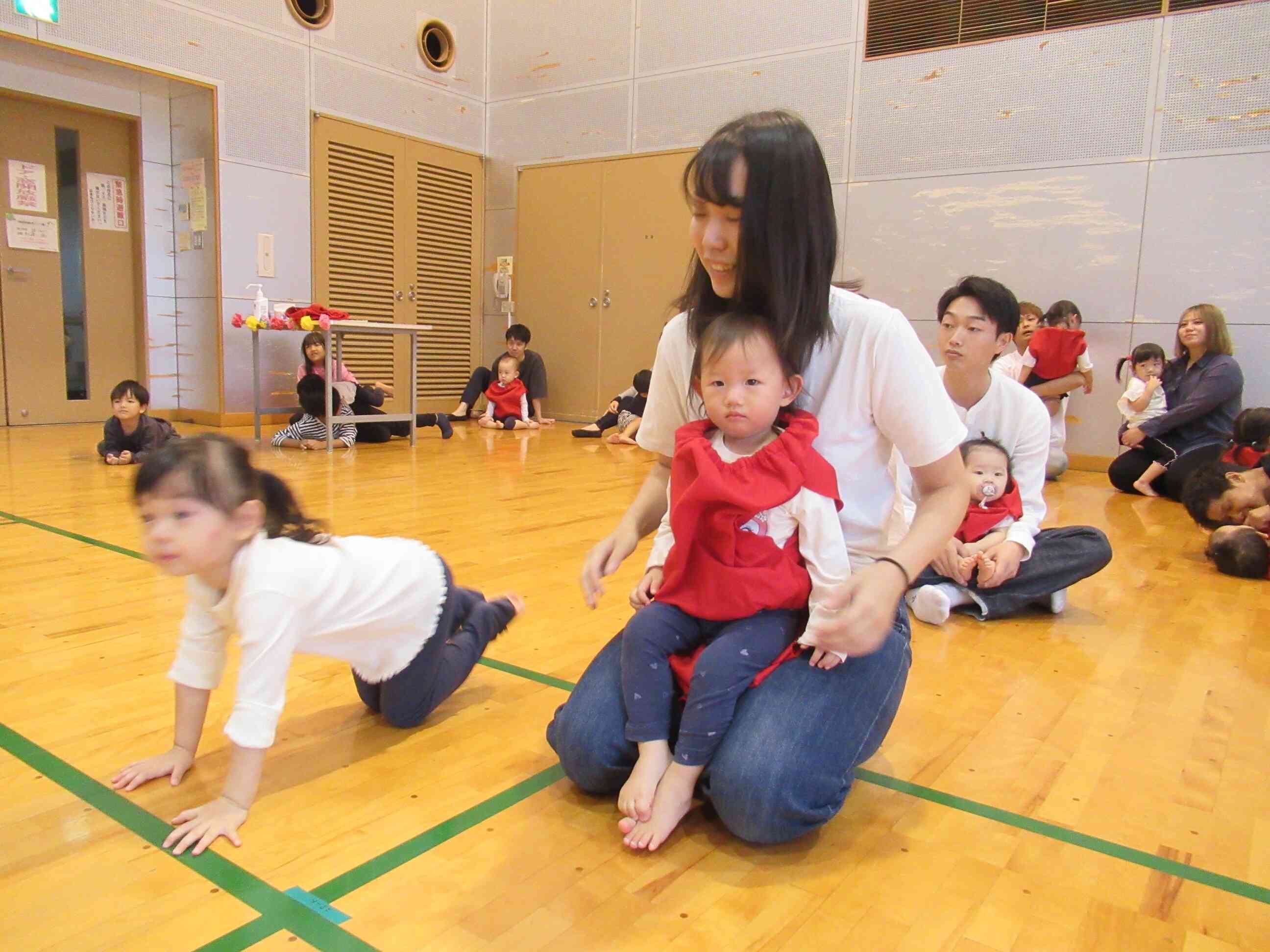 親子競技では、園児さんがダルマになって参加しました。