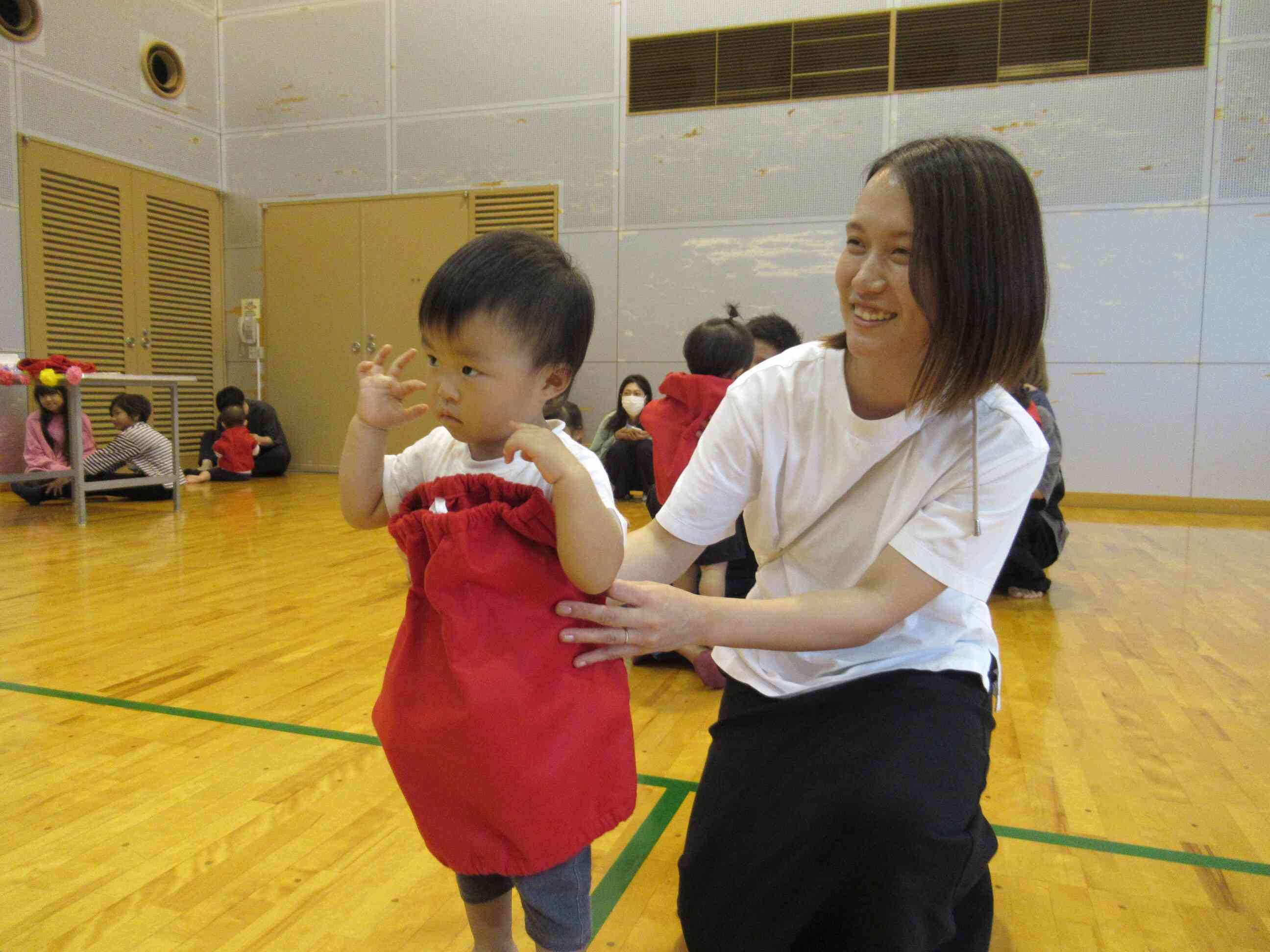 親子競技では園児さんがダルマに扮して、ダルマさんの動きを真似をします。実はダルマの衣装を着るのが苦手で、お母さんが着ているように工夫をしてくれました。ポーズはバッチリでした。