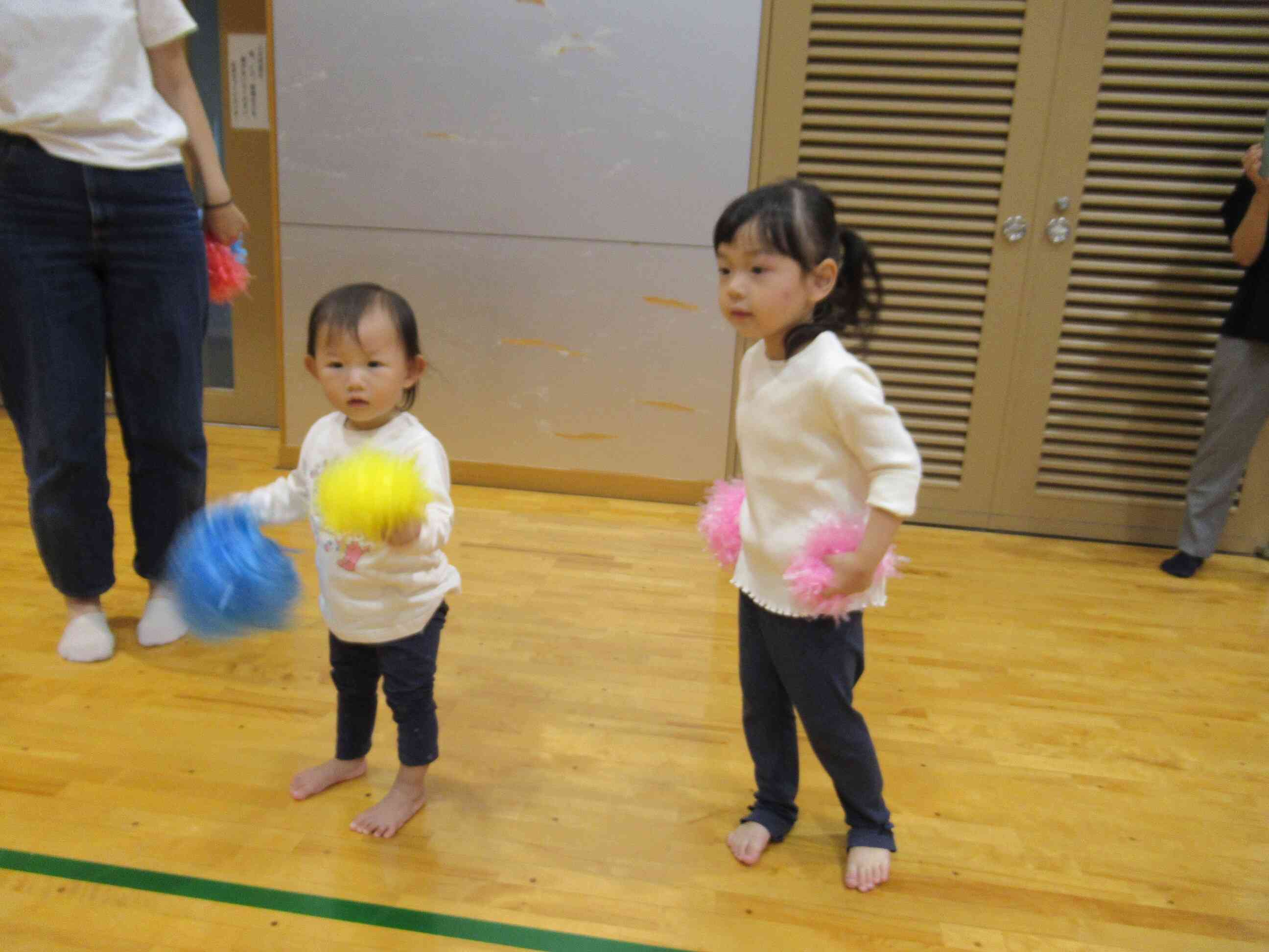 最後は、おさんぽの歌に合わせて踊りました。姉妹で仲良く踊りました。