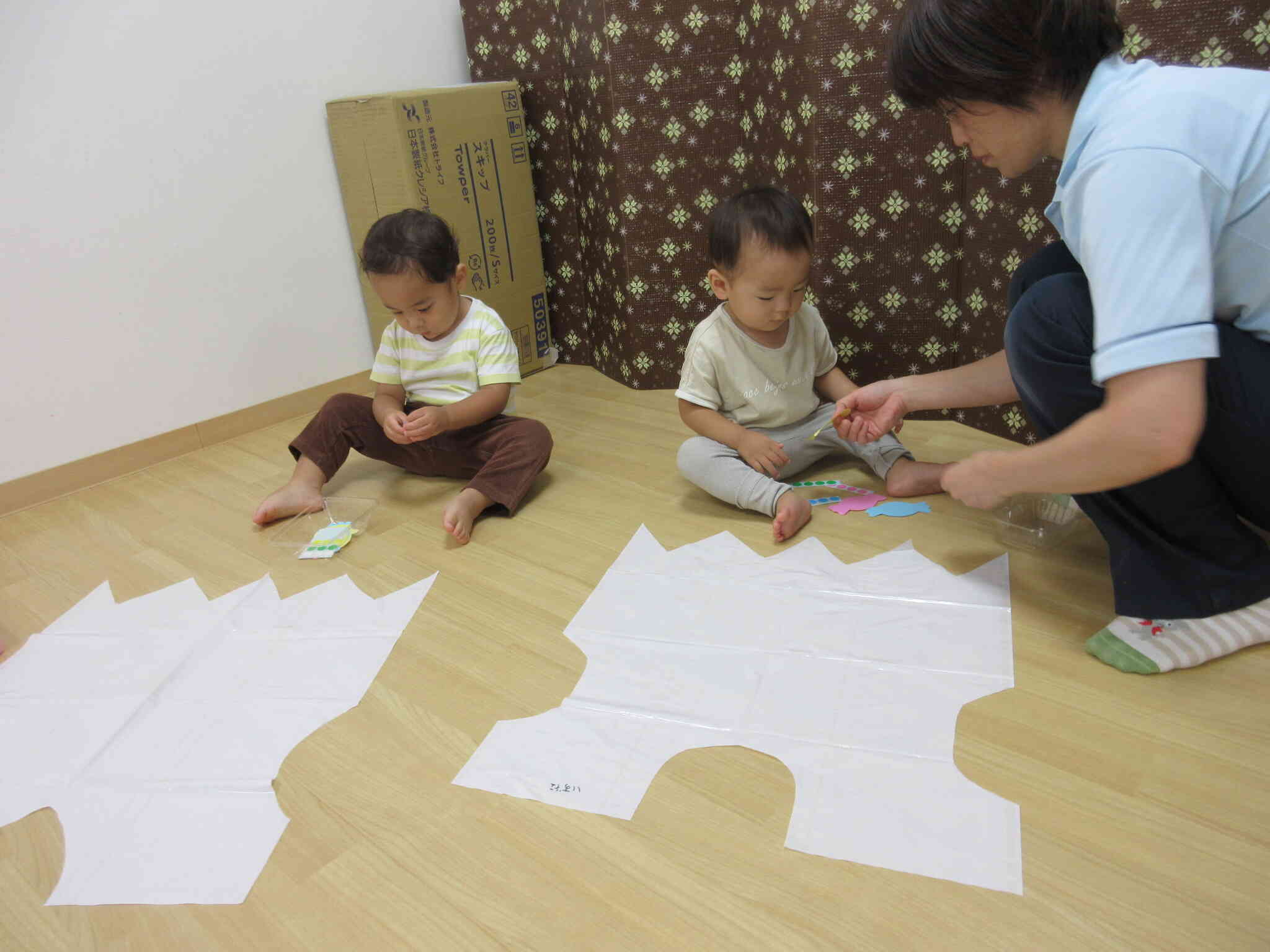 どのシールから張ろうかな～？と保育者と相談中