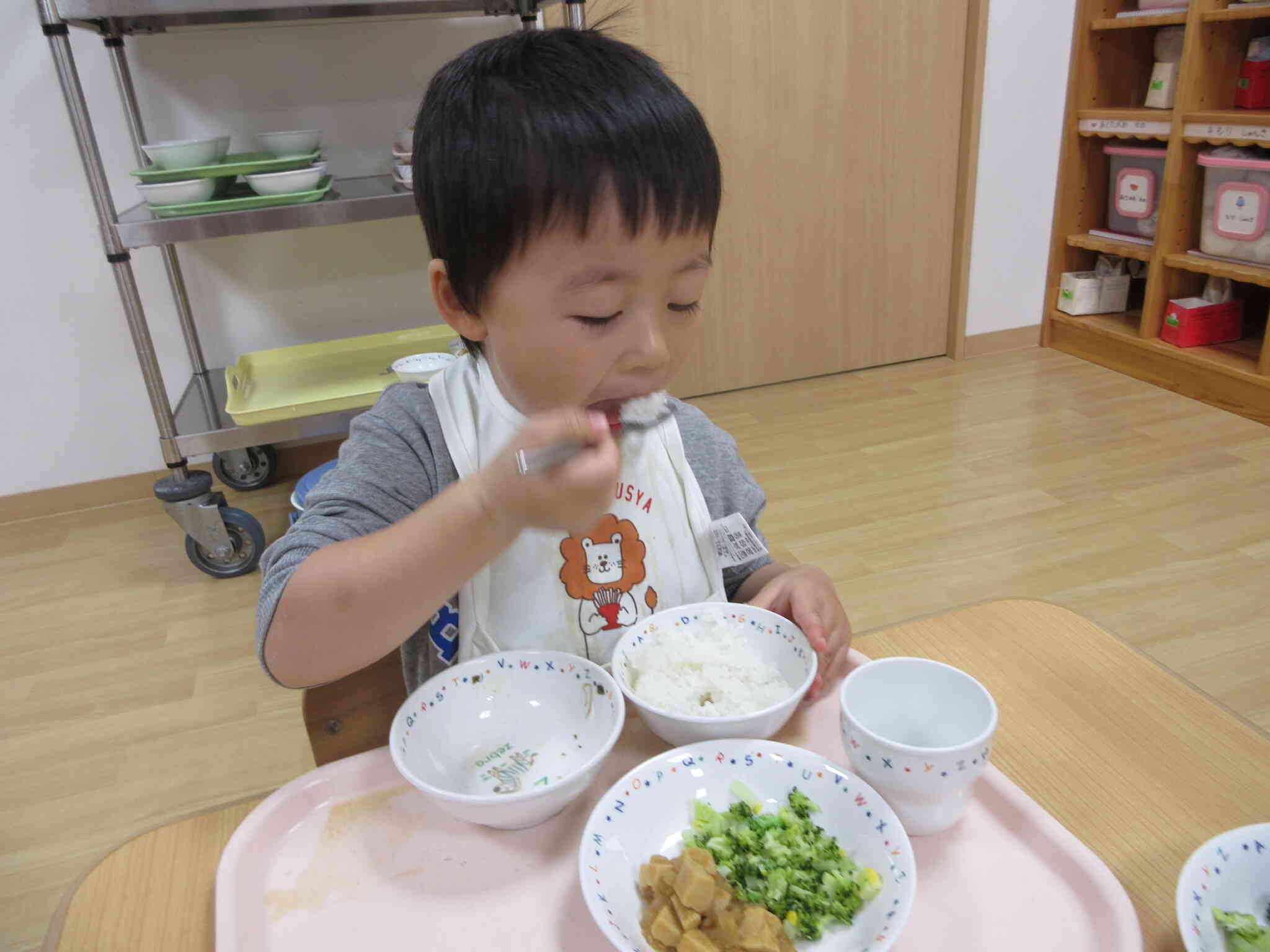 大きなお口で食べるよ！