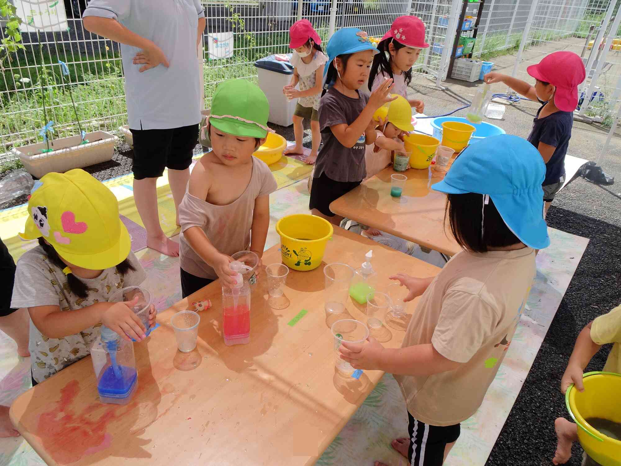 どんな色ができるかな？楽しいね色水遊び