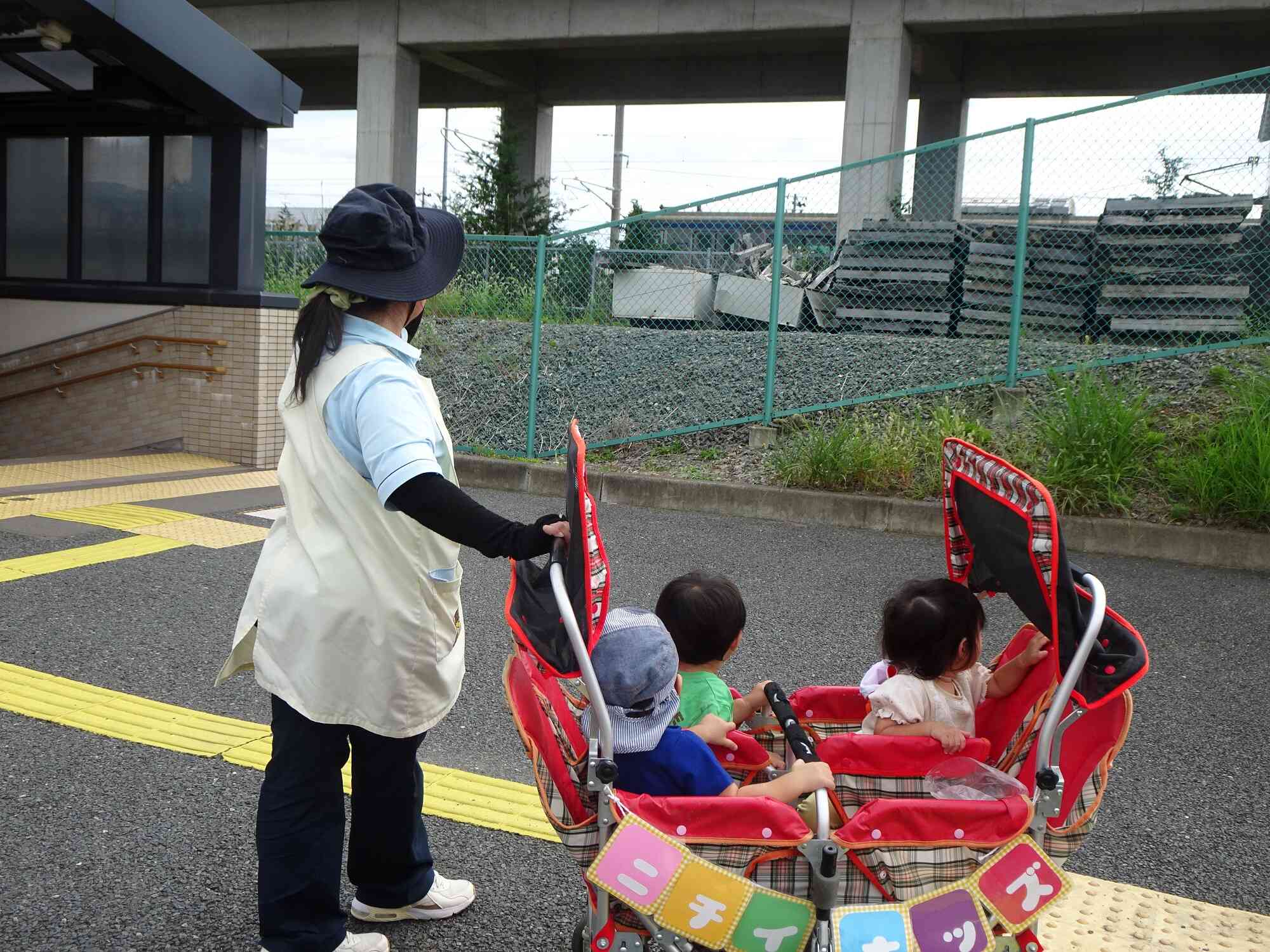 お散歩途中で電車にばいばーい！