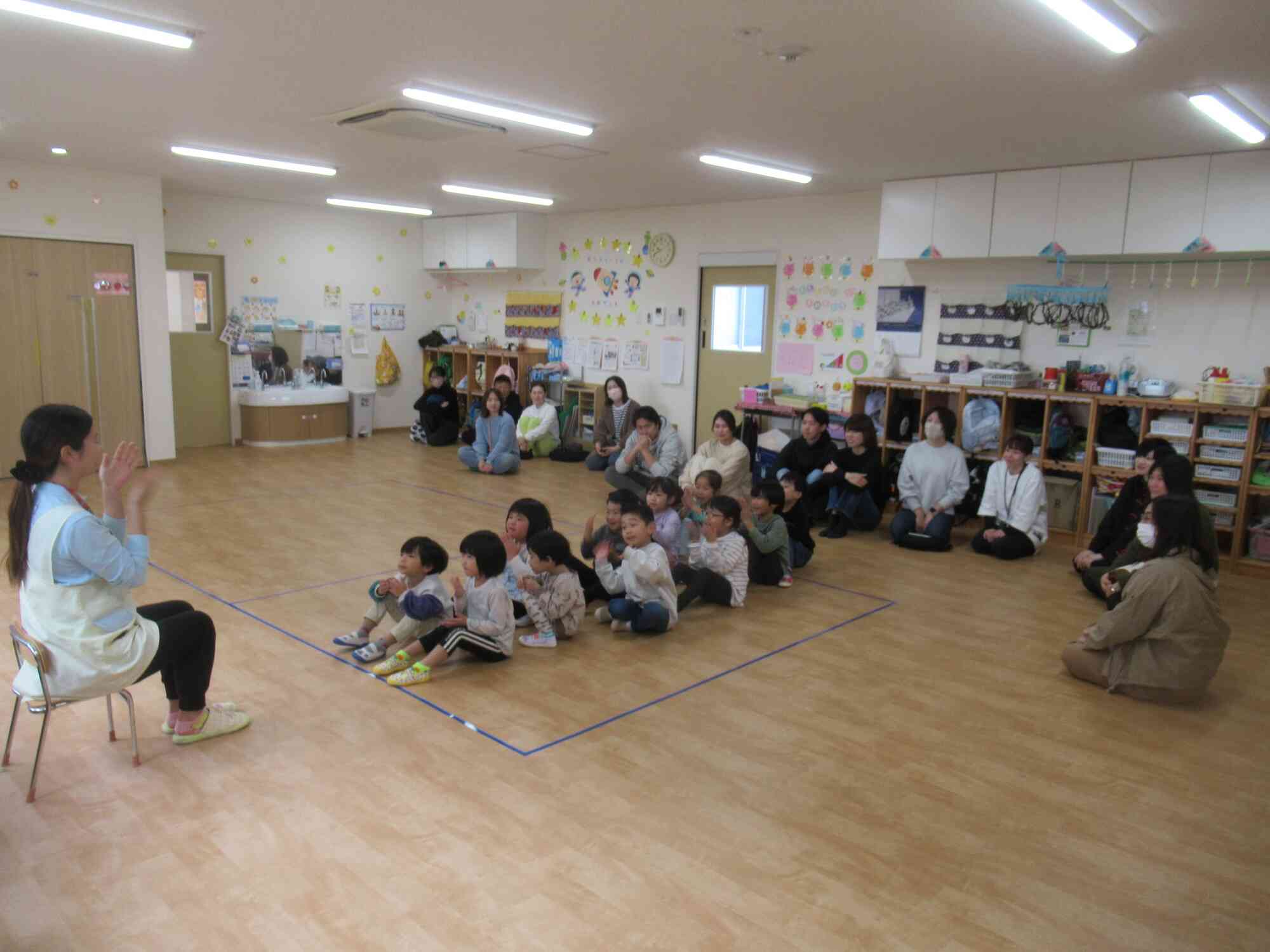 まだ緊張気味の朝の会