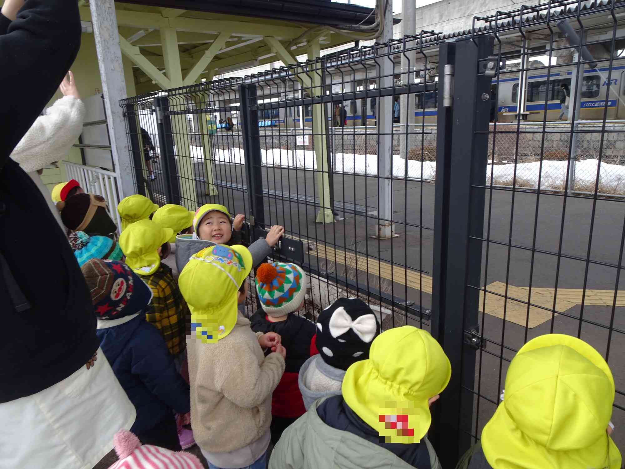 みんなでお散歩　電車を見たよ！