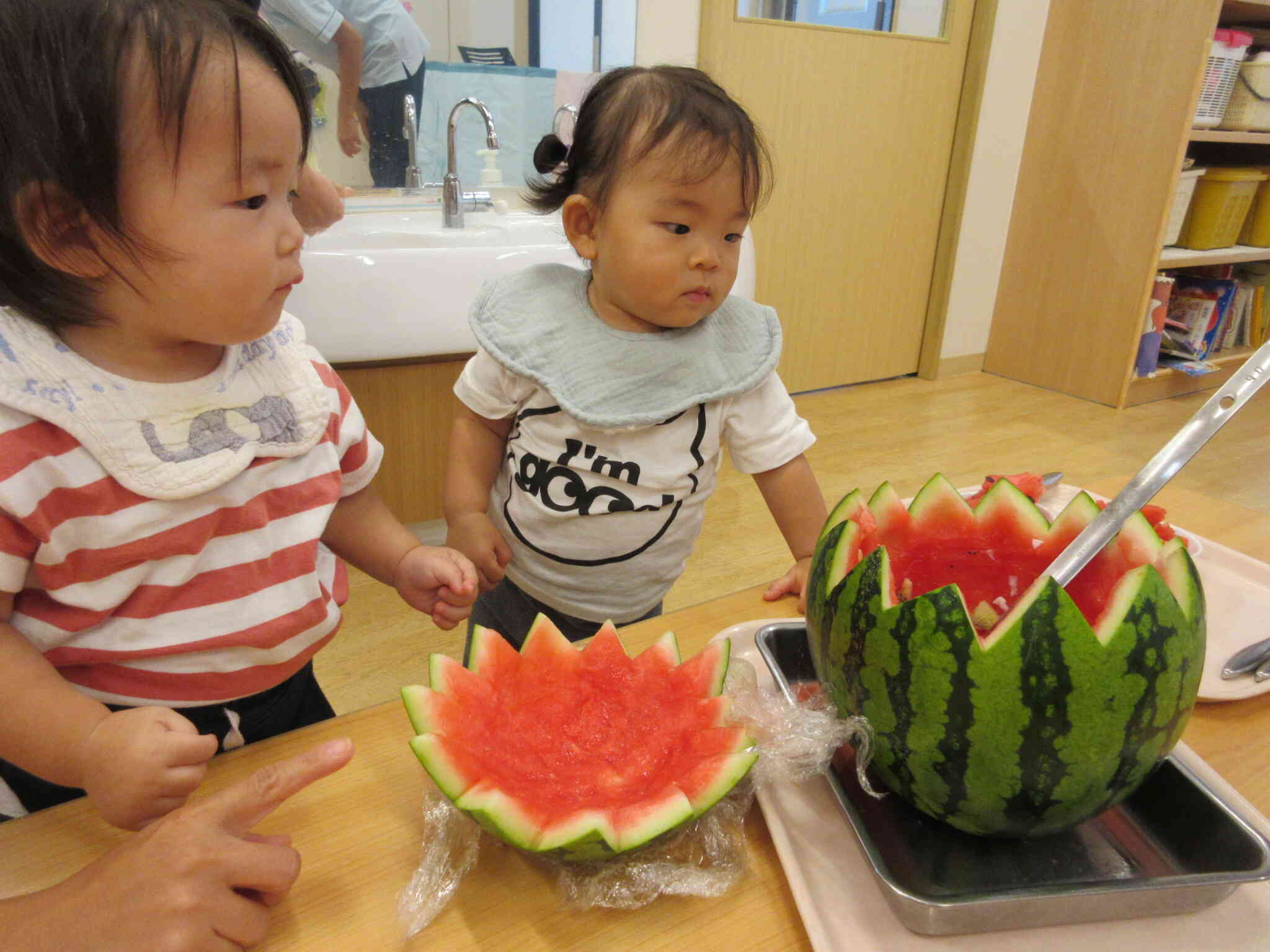 おやつに「すいかのフルーツポンチ」を食べたよ！給食の先生が目の前でふたをあけてくれて一人ひとりに配膳してくれました。美味しかったね～！！