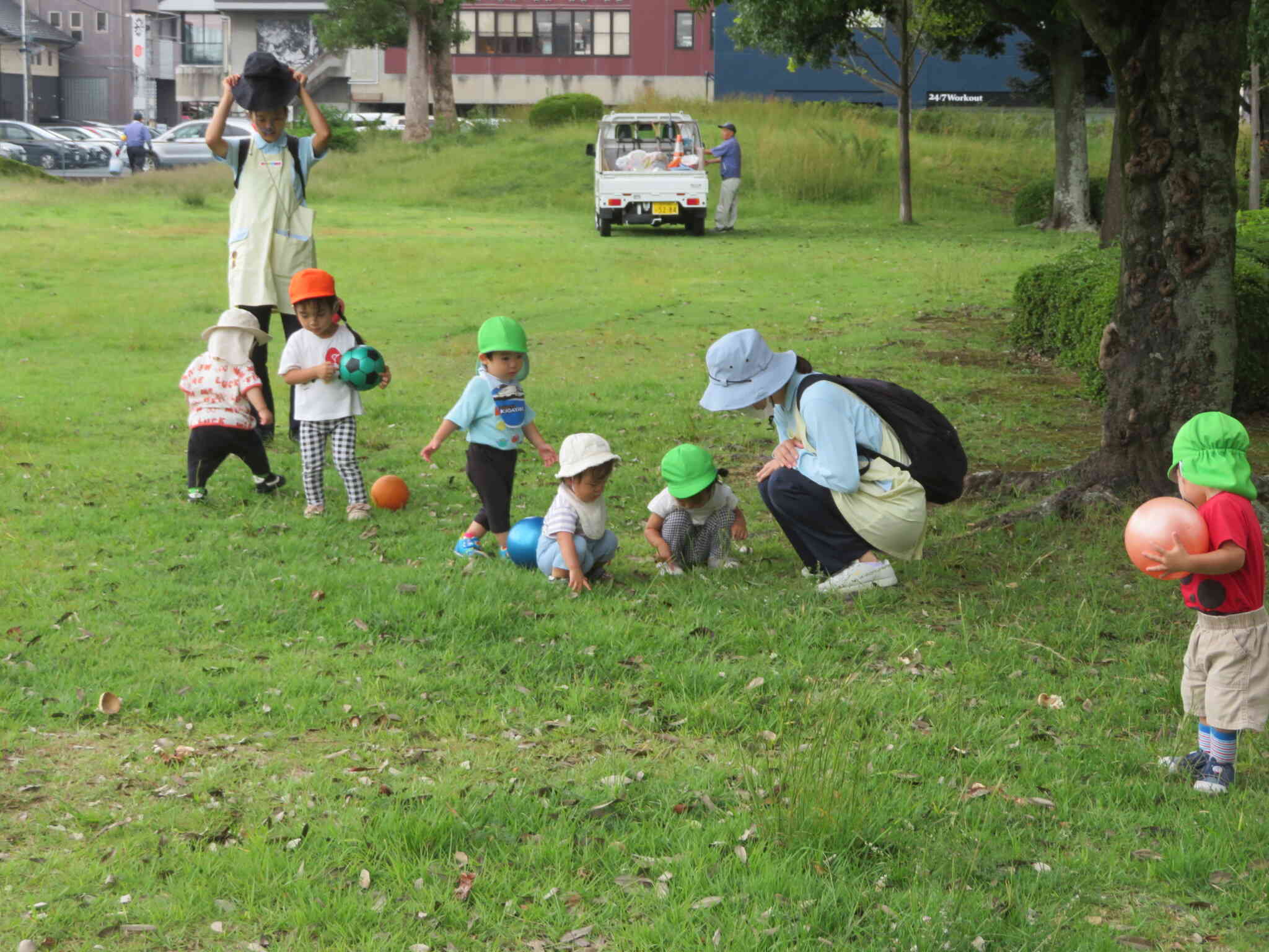 公園にはどんぶりがいっぱい！！「ママのおみやげ～！」と持ち帰る可愛い姿もみられます。