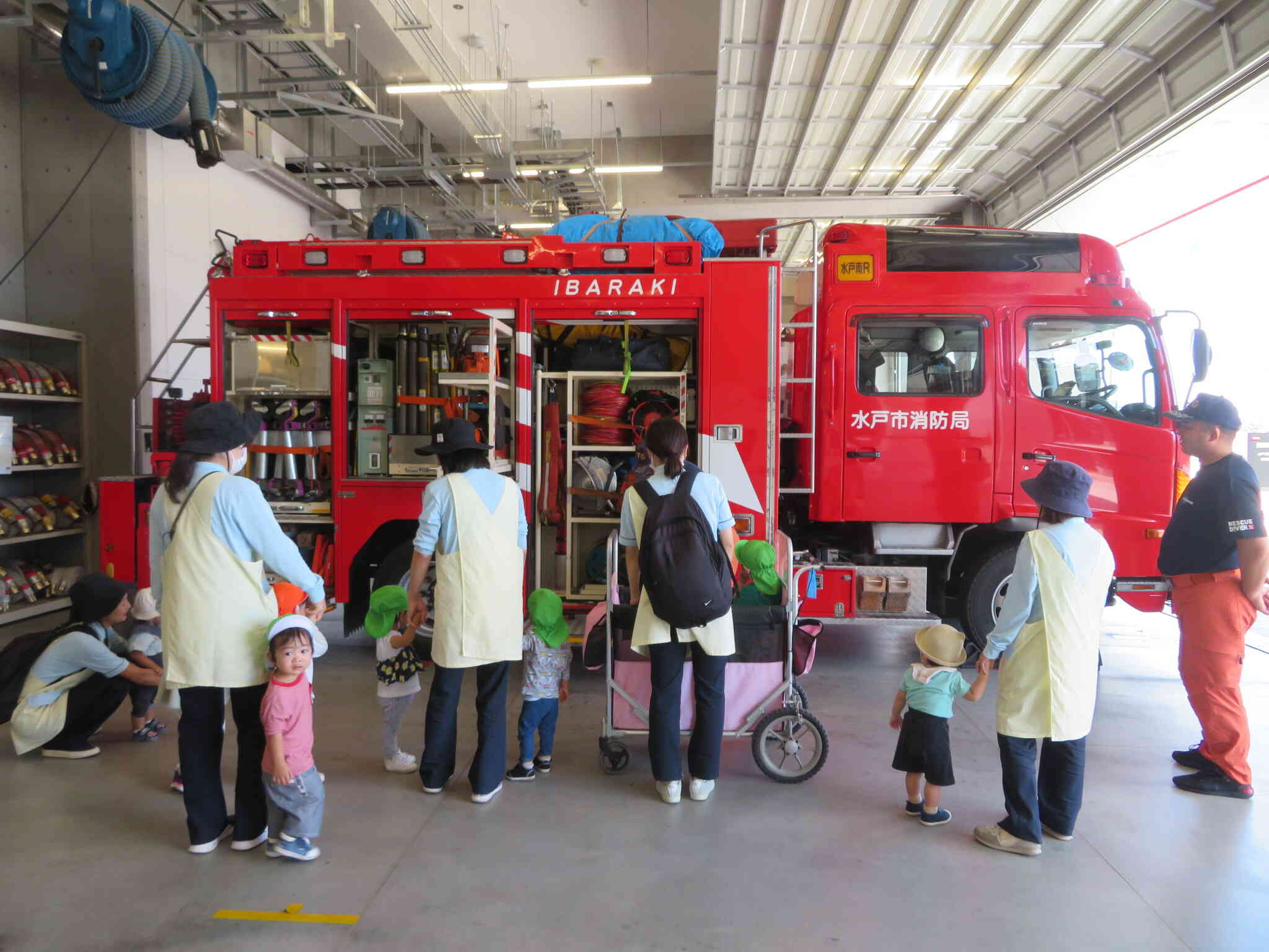 消防署見学に行きました！作業車の中には人命救助のために必要な道具がたくさんありました。みんなの目はキラキラ！消防士の方の話も静かに聞きとても楽しい街たんけんになりました。