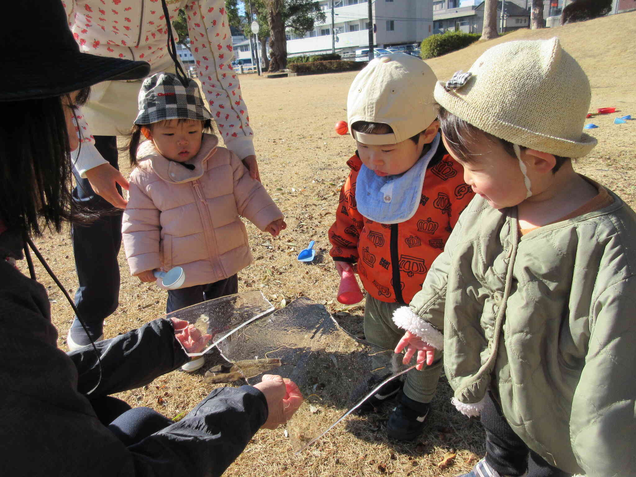 氷を見つけたよ！（0歳児・ひよこ組）